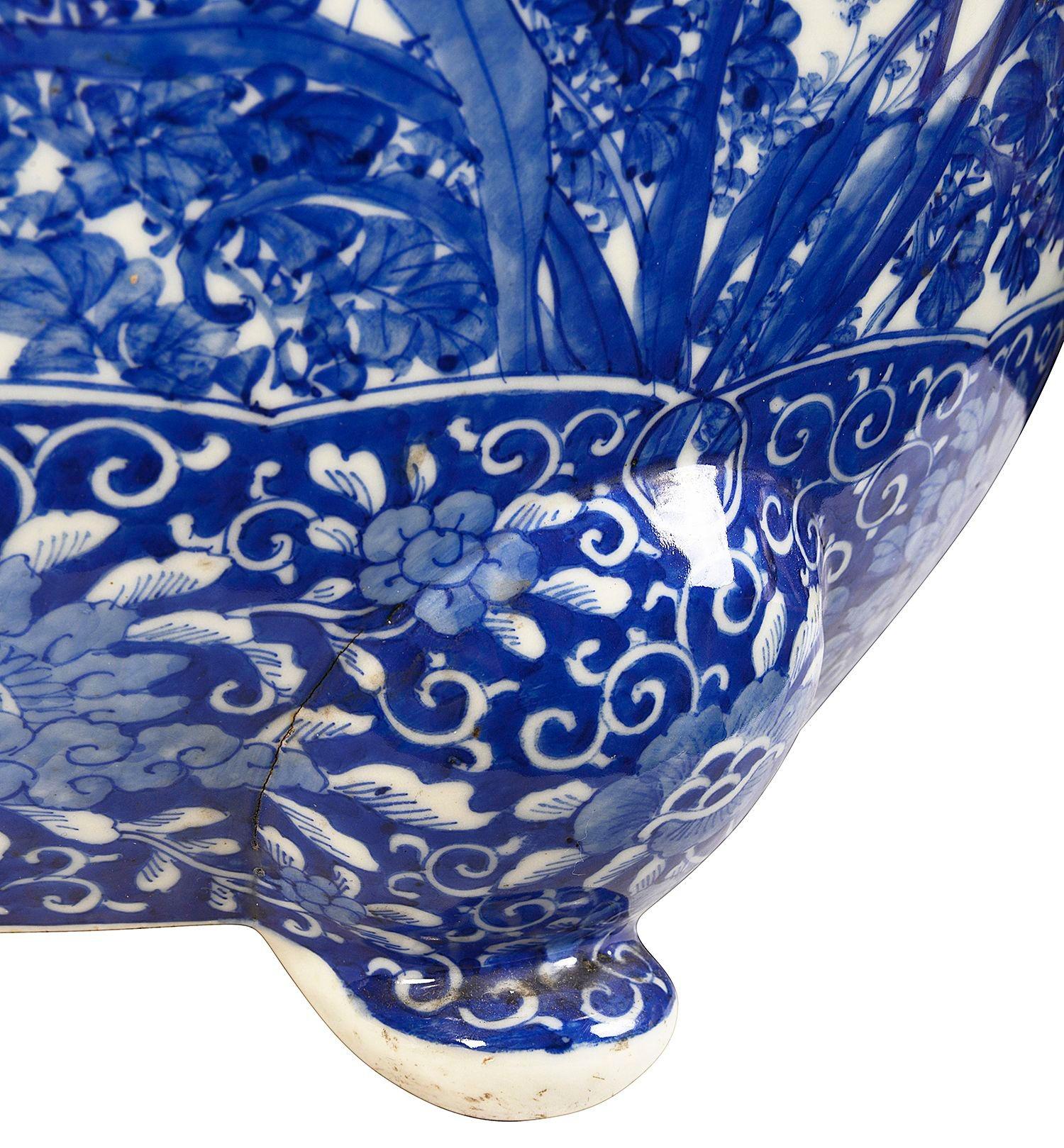 Porcelaine Grande jardinière japonaise du 19ème siècle en bleu et blanc. en vente