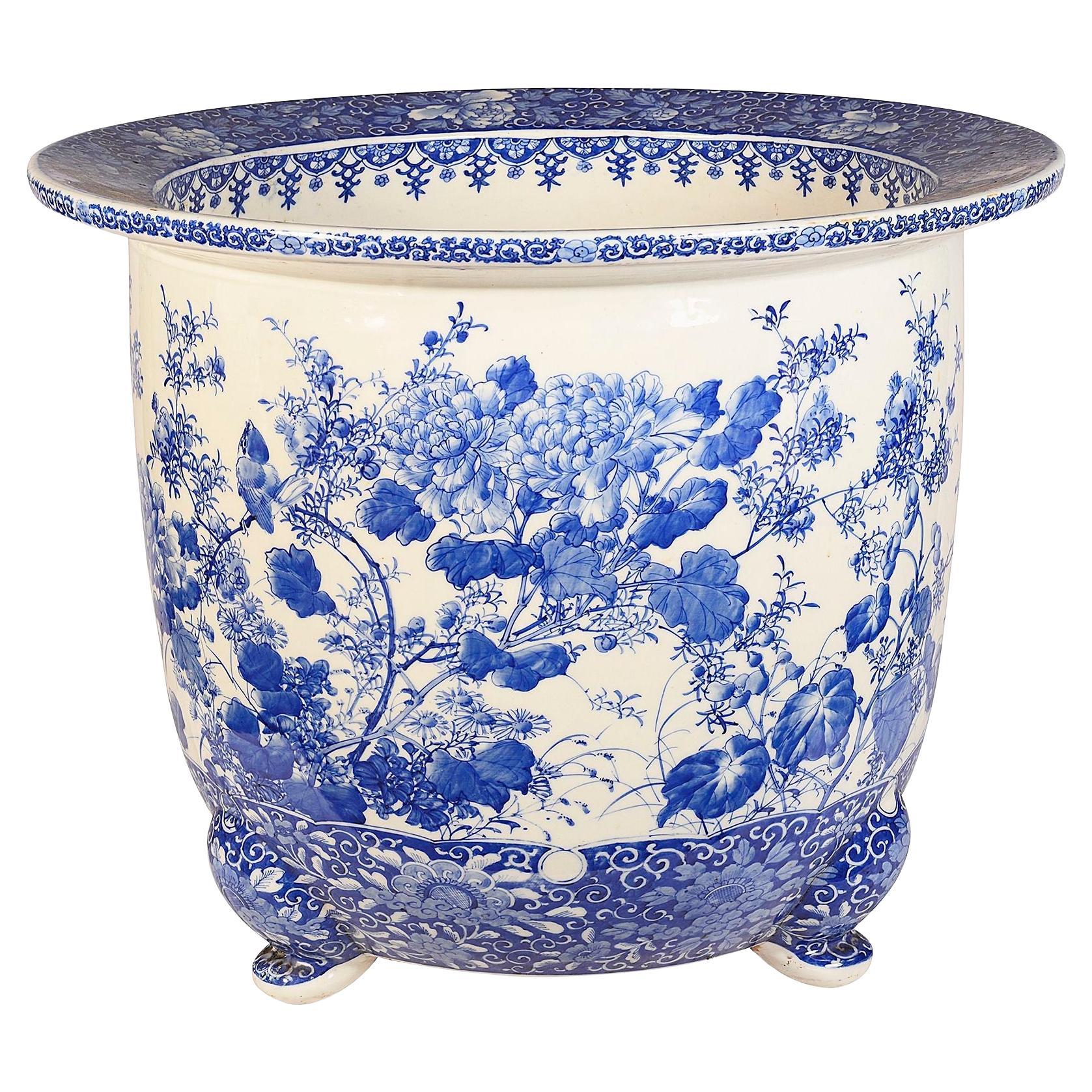 Grande jardinière japonaise du 19ème siècle en bleu et blanc. en vente