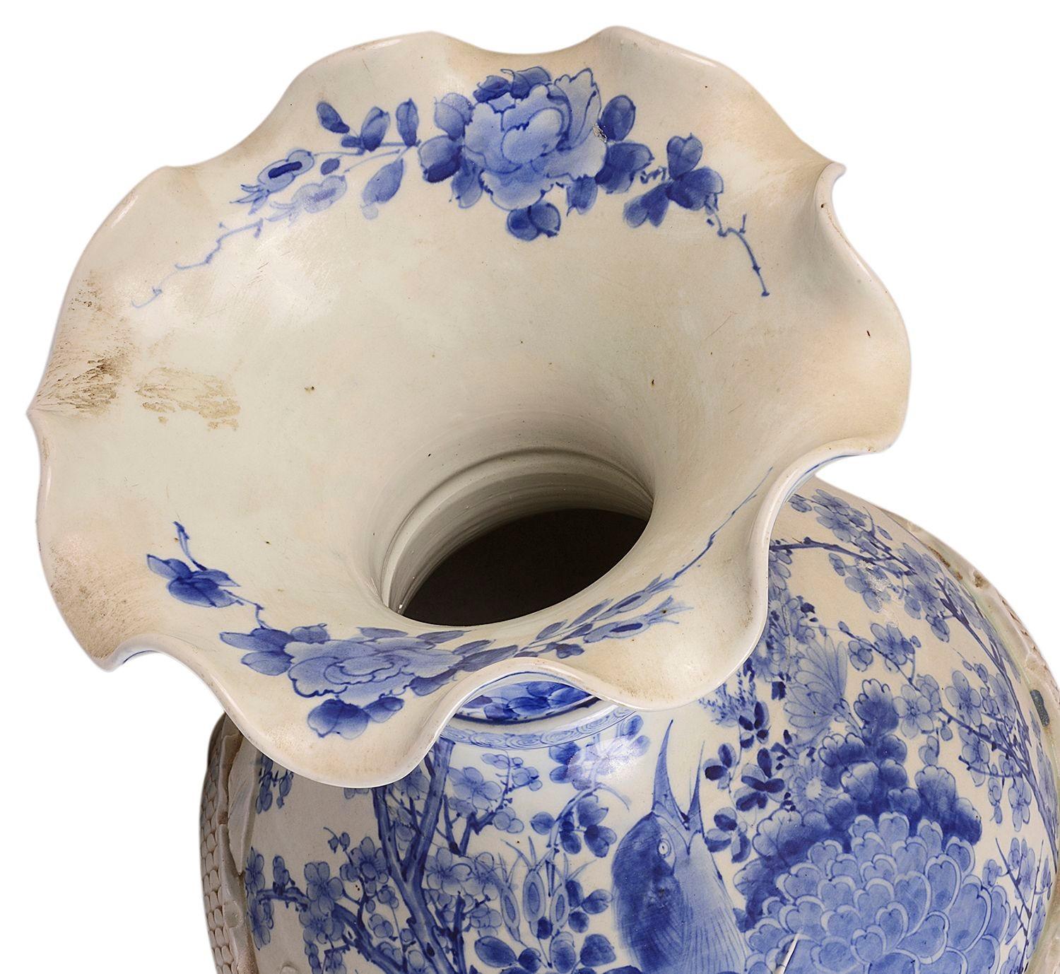 Große japanische blau-weiße Vase aus dem 19. Jahrhundert (Japanisch) im Angebot