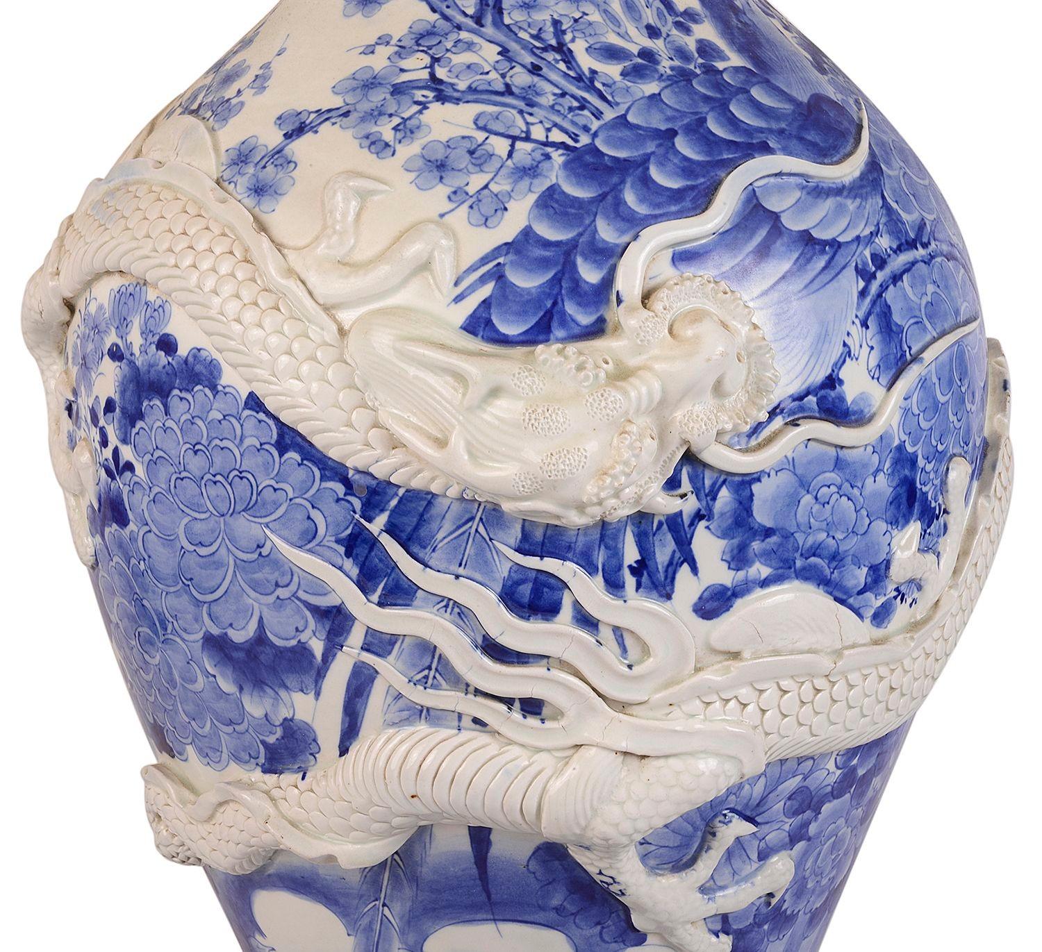 Große japanische blau-weiße Vase aus dem 19. Jahrhundert (Handbemalt) im Angebot