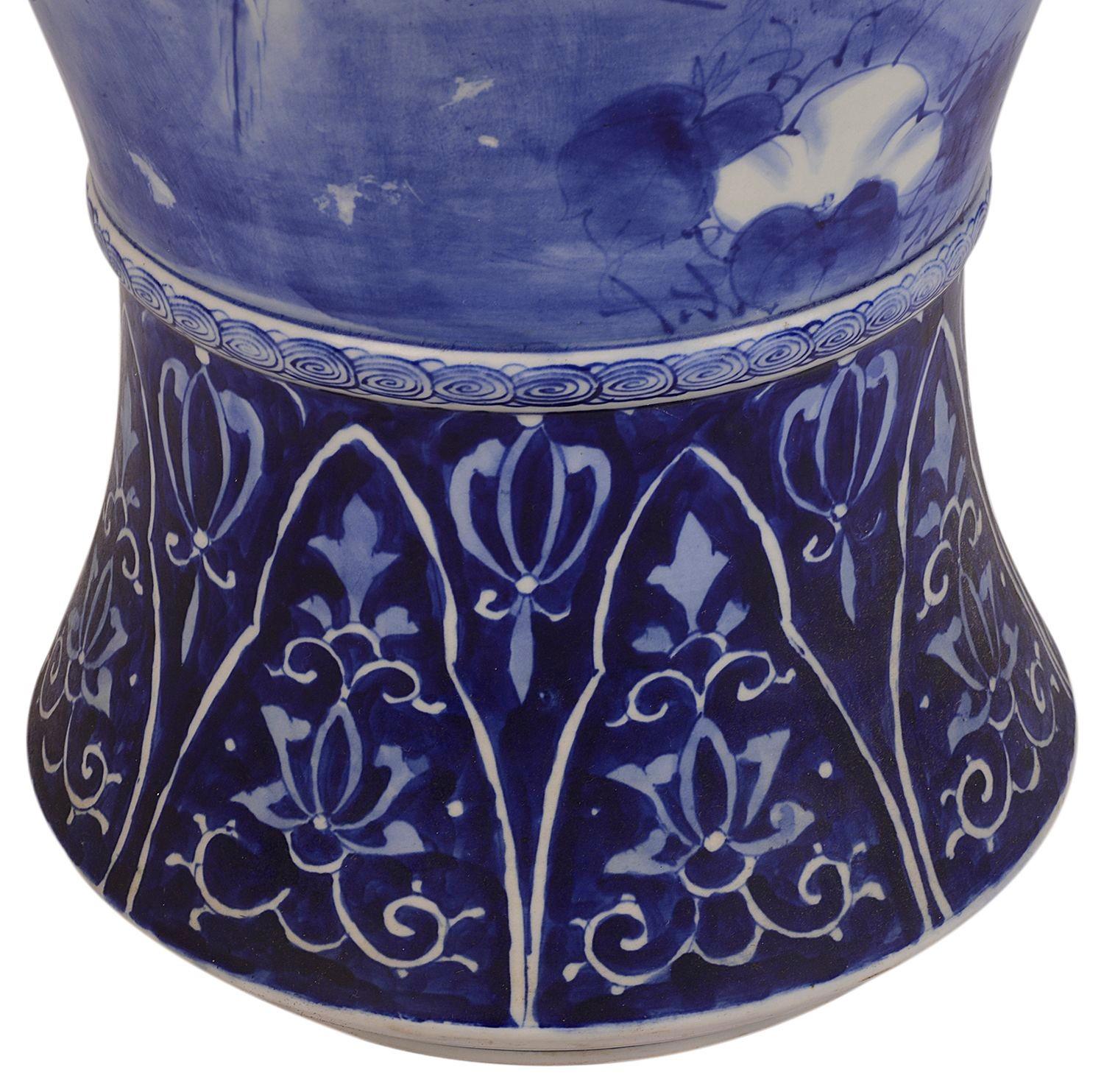 Große japanische blau-weiße Vase aus dem 19. Jahrhundert (Porzellan) im Angebot