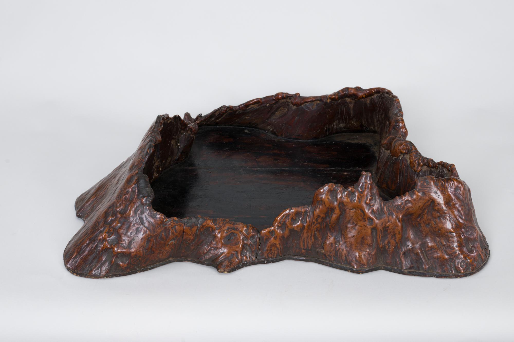 Grand plateau de présentation japonais en bois de ronce du 19ème siècle Bon état - En vente à Hudson, NY