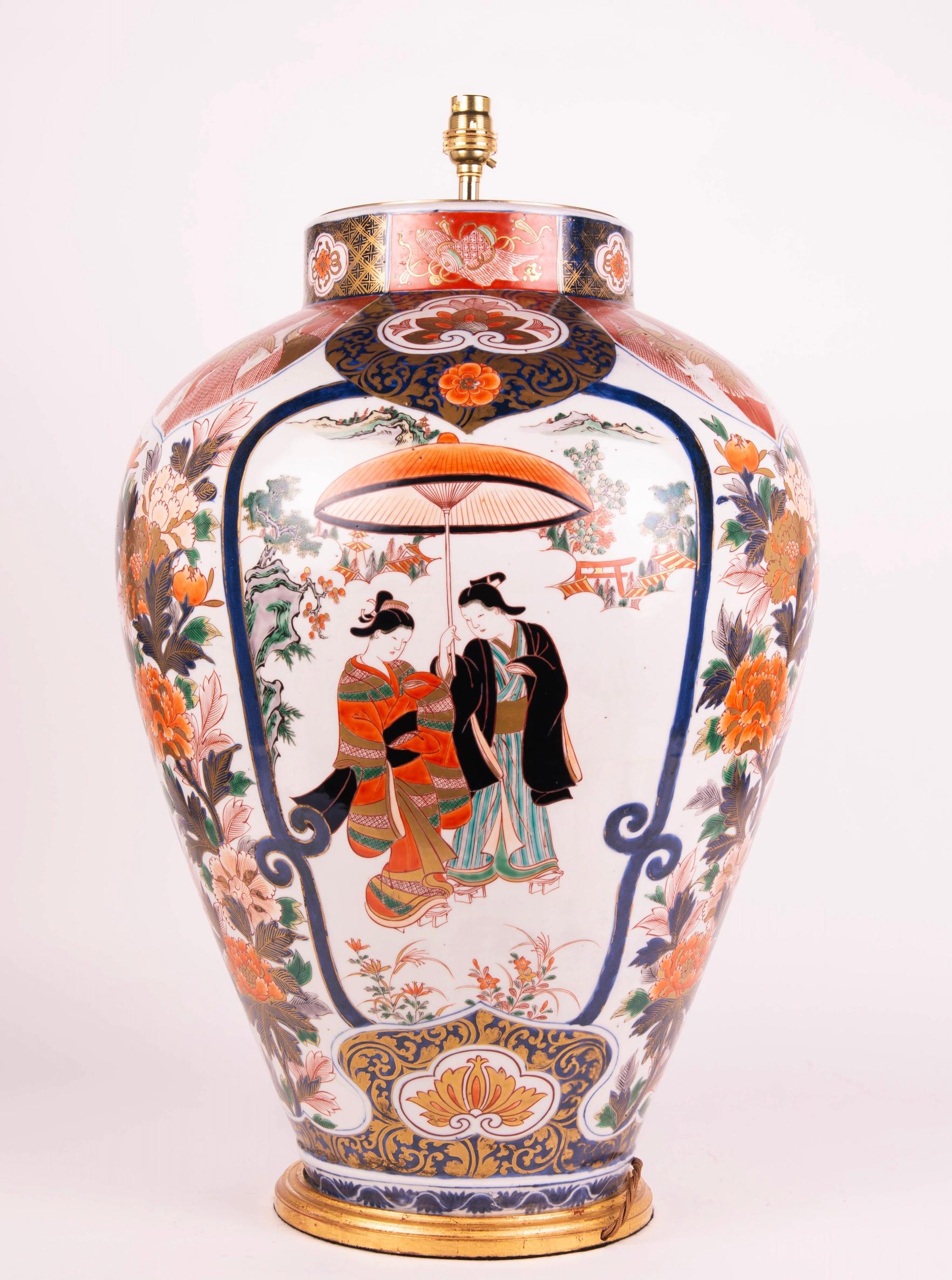 Superbe très grand vase Imari japonais du XIXe siècle, de forme balustre, décoré dans la palette typique d'Imari de rouges et de bleus ferreux avec des rehauts de dorure, mais aussi de noirs et de verts, sur un fond principalement blanc, avec des