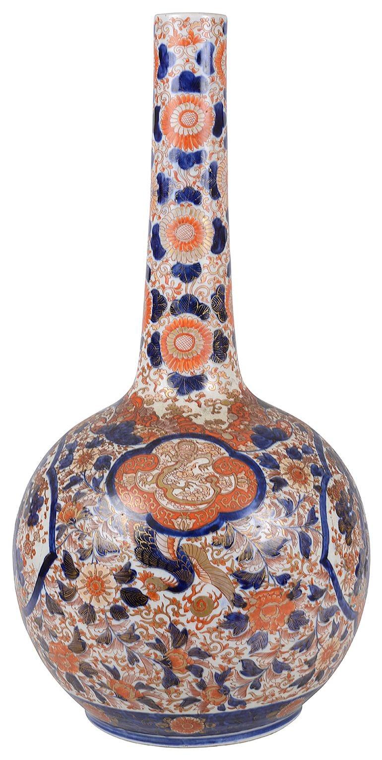 Dipinto a mano Grande vaso a bottiglia Imari giapponese del XIX secolo. in vendita