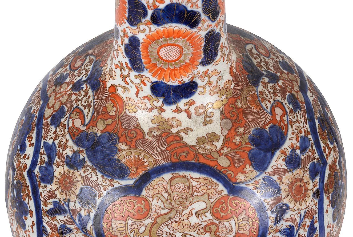 Grande vaso a bottiglia Imari giapponese del XIX secolo. in vendita 1
