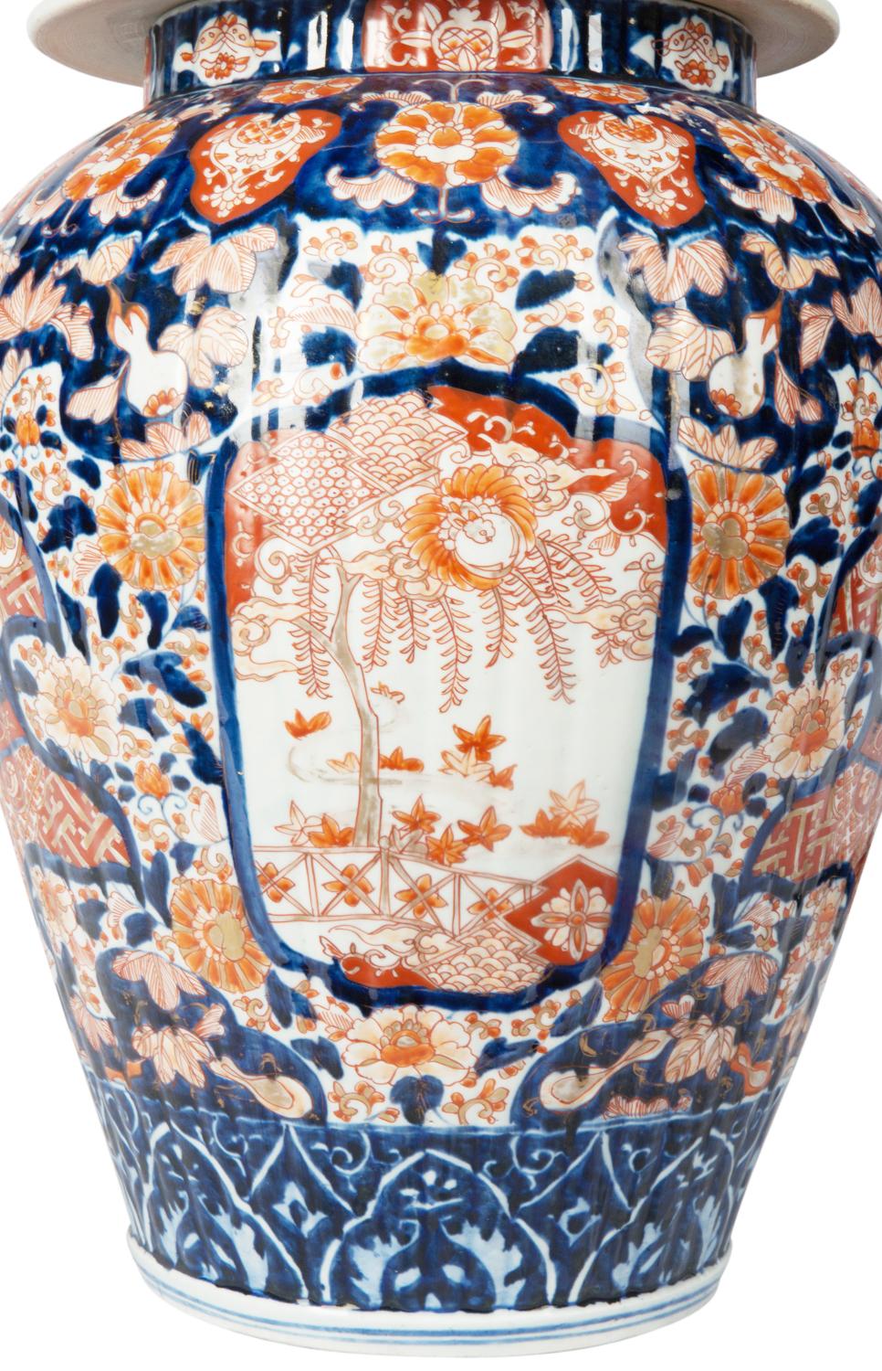 Large 19th Century Japanese Imari Lidded Vase In Good Condition For Sale In Brighton, Sussex