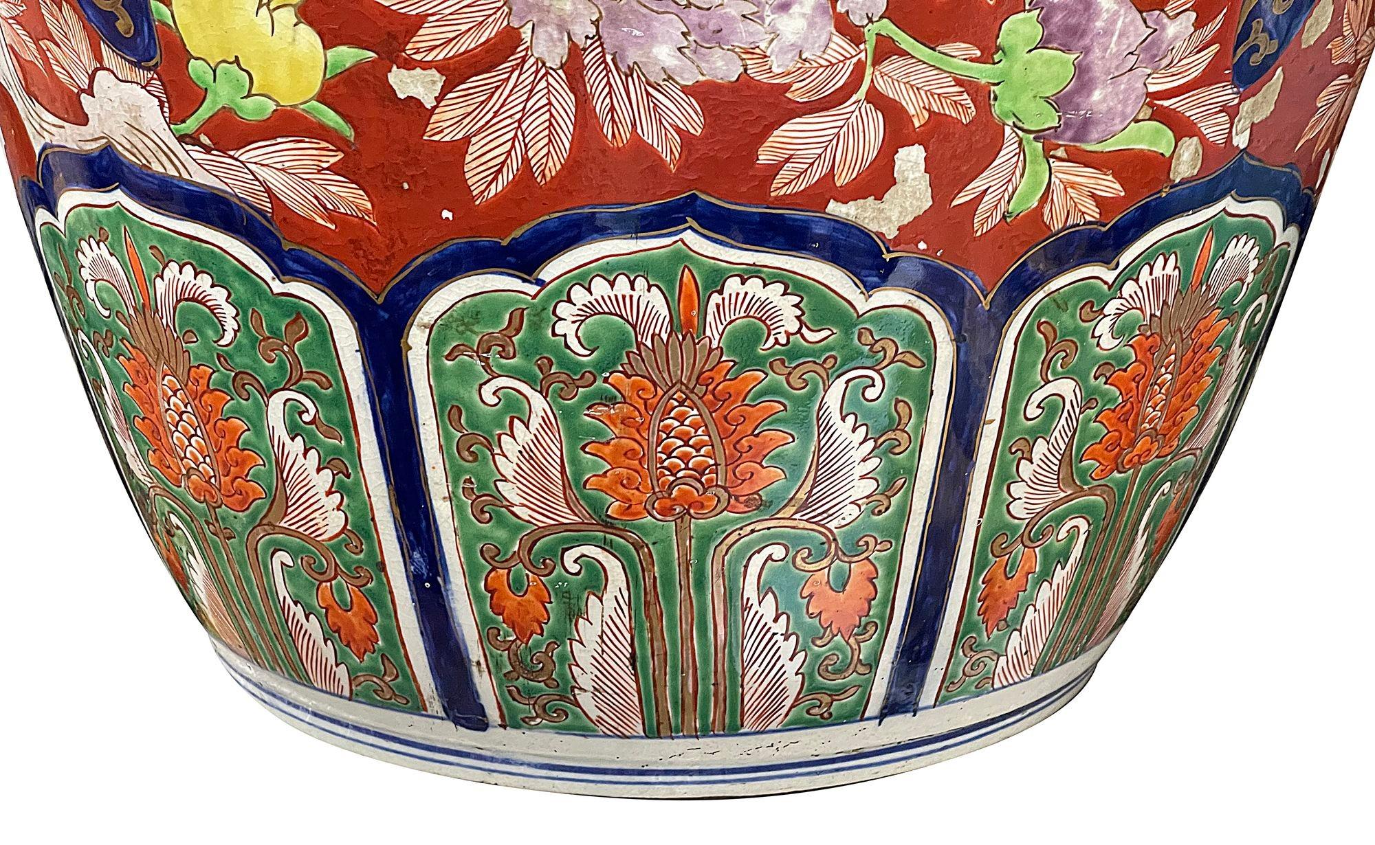 Large 19th Century Japanese Imari vase. For Sale 4