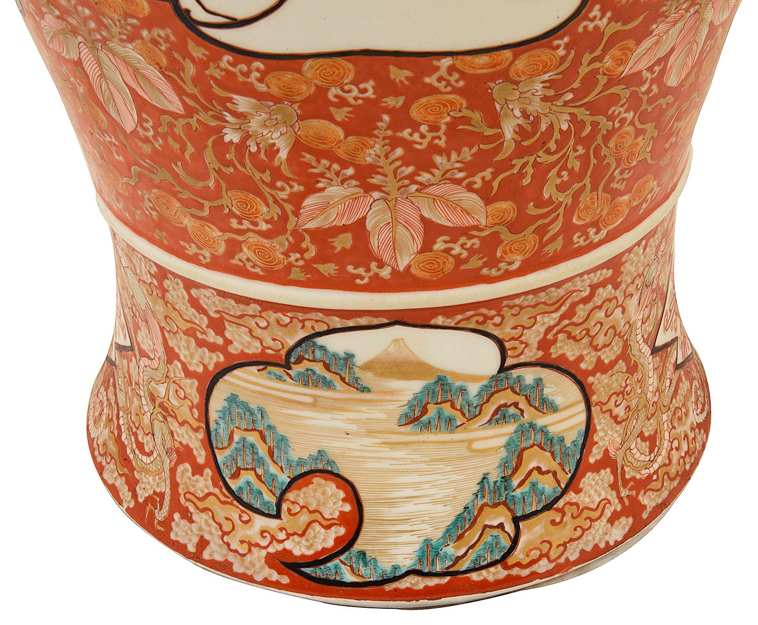 Große japanische Kutani-Vase aus dem 19. Jahrhundert (Japanisch) im Angebot