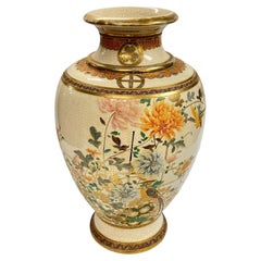 Grande vaso giapponese Satsuma del XIX secolo con fiori e uccelli esotici