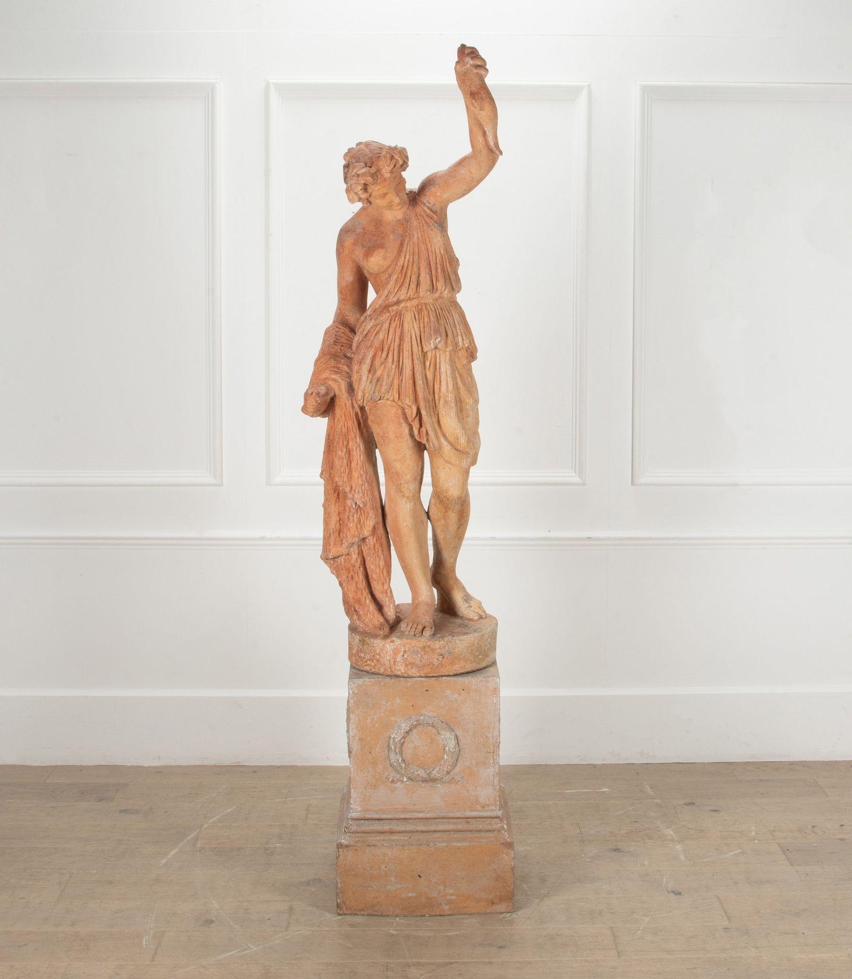 Figura de terracota a gran escala, inglesa, del siglo XIX, sobre pedestal, de la Cazadora, por John Mathews.
En muy buen estado, con restos de pintura vieja. La base de la figura lleva el sello 