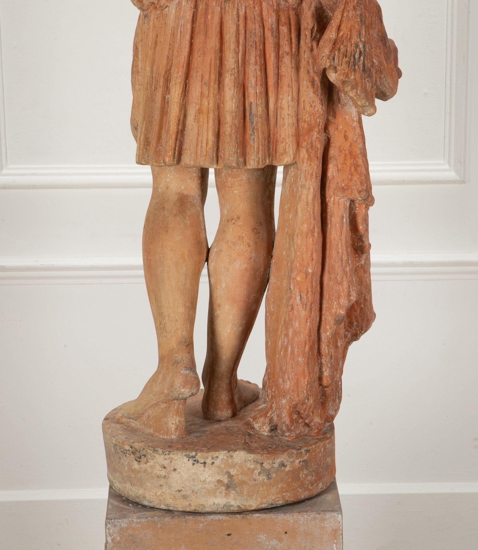Gran figura de terracota sobre pedestal de la Cazadora John Mathews del siglo XIX en Bueno estado para la venta en Gloucestershire, GB