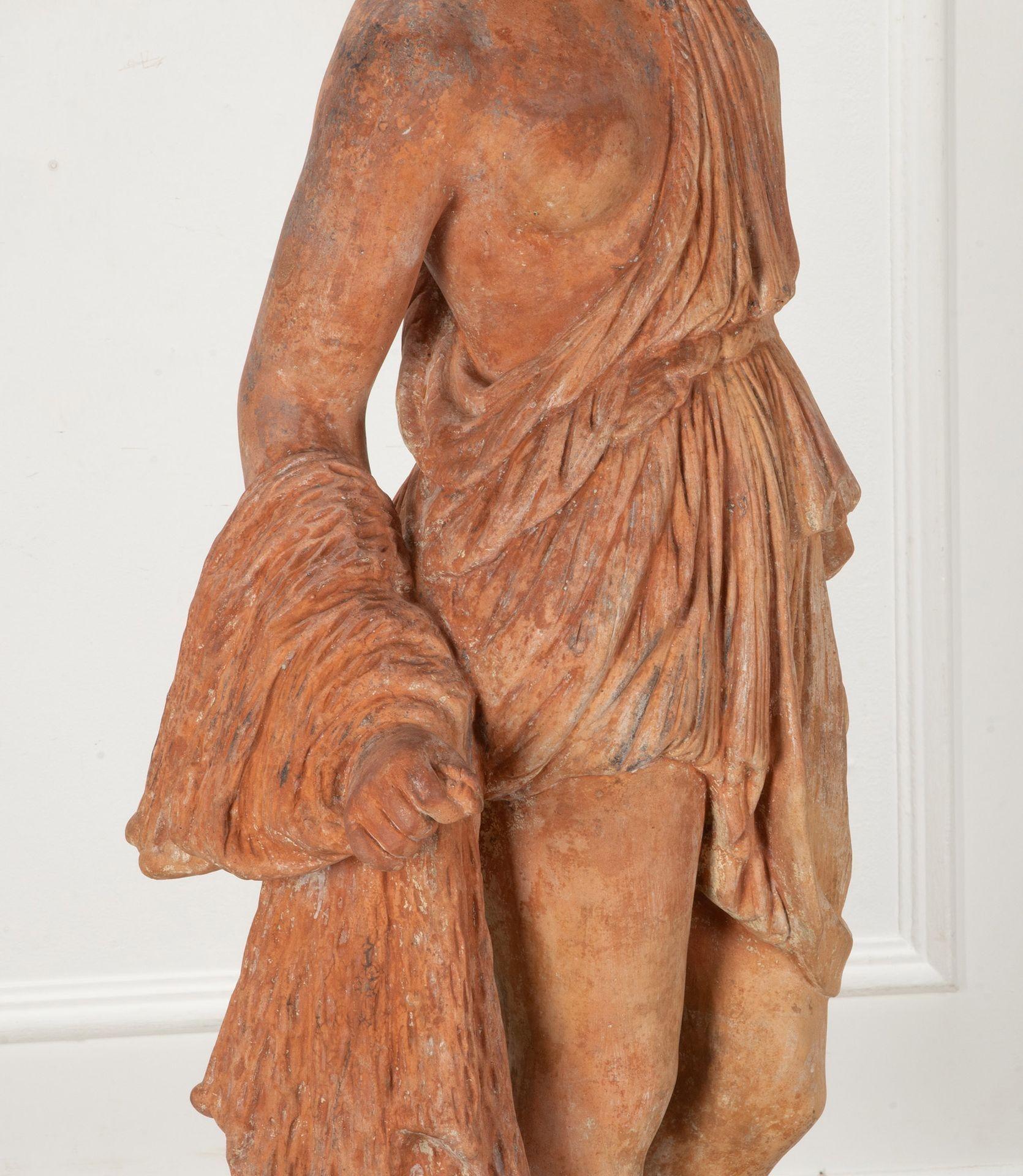 Gran figura de terracota sobre pedestal de la Cazadora John Mathews del siglo XIX Terracota en venta