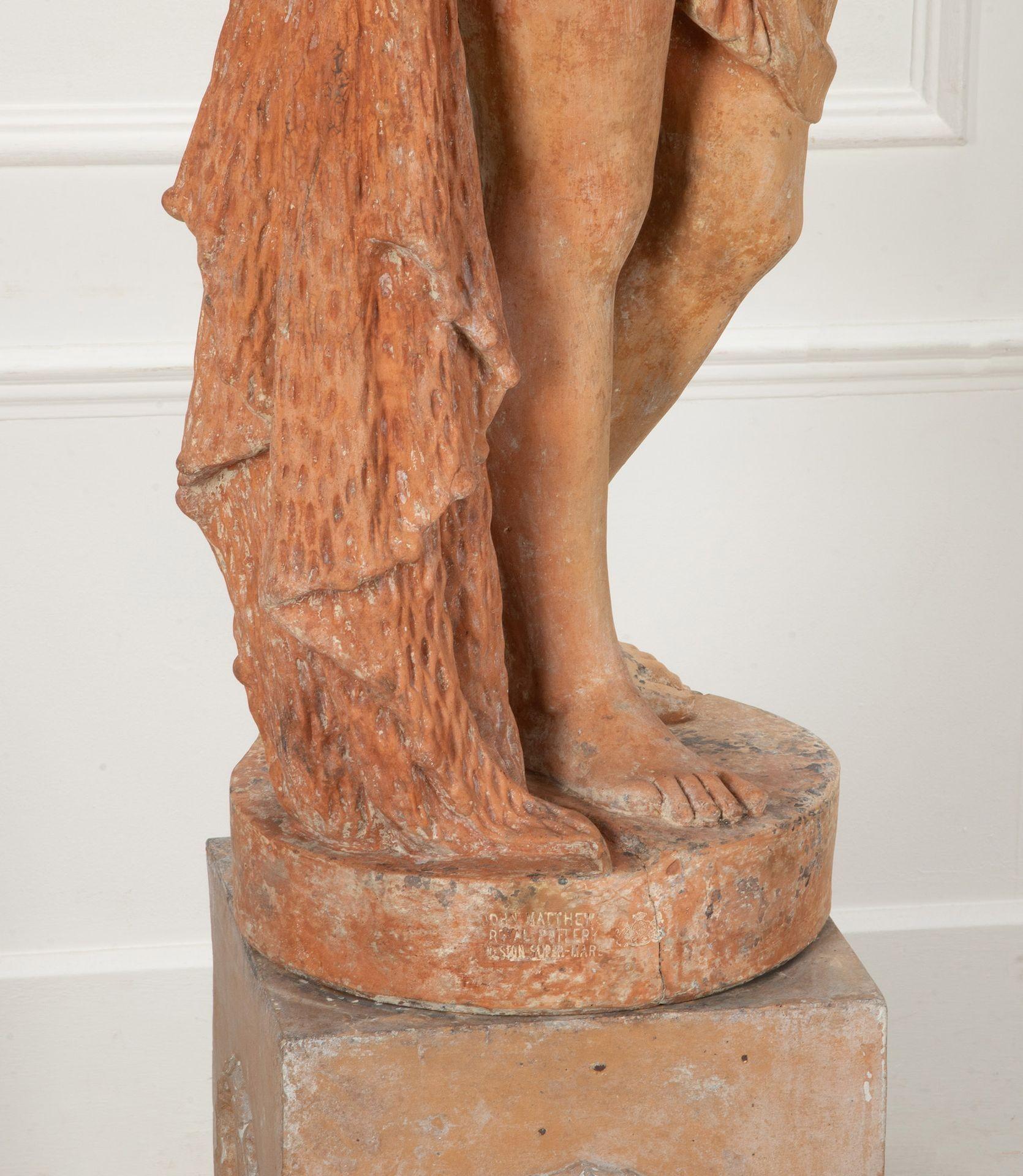 Gran figura de terracota sobre pedestal de la Cazadora John Mathews del siglo XIX en venta 1