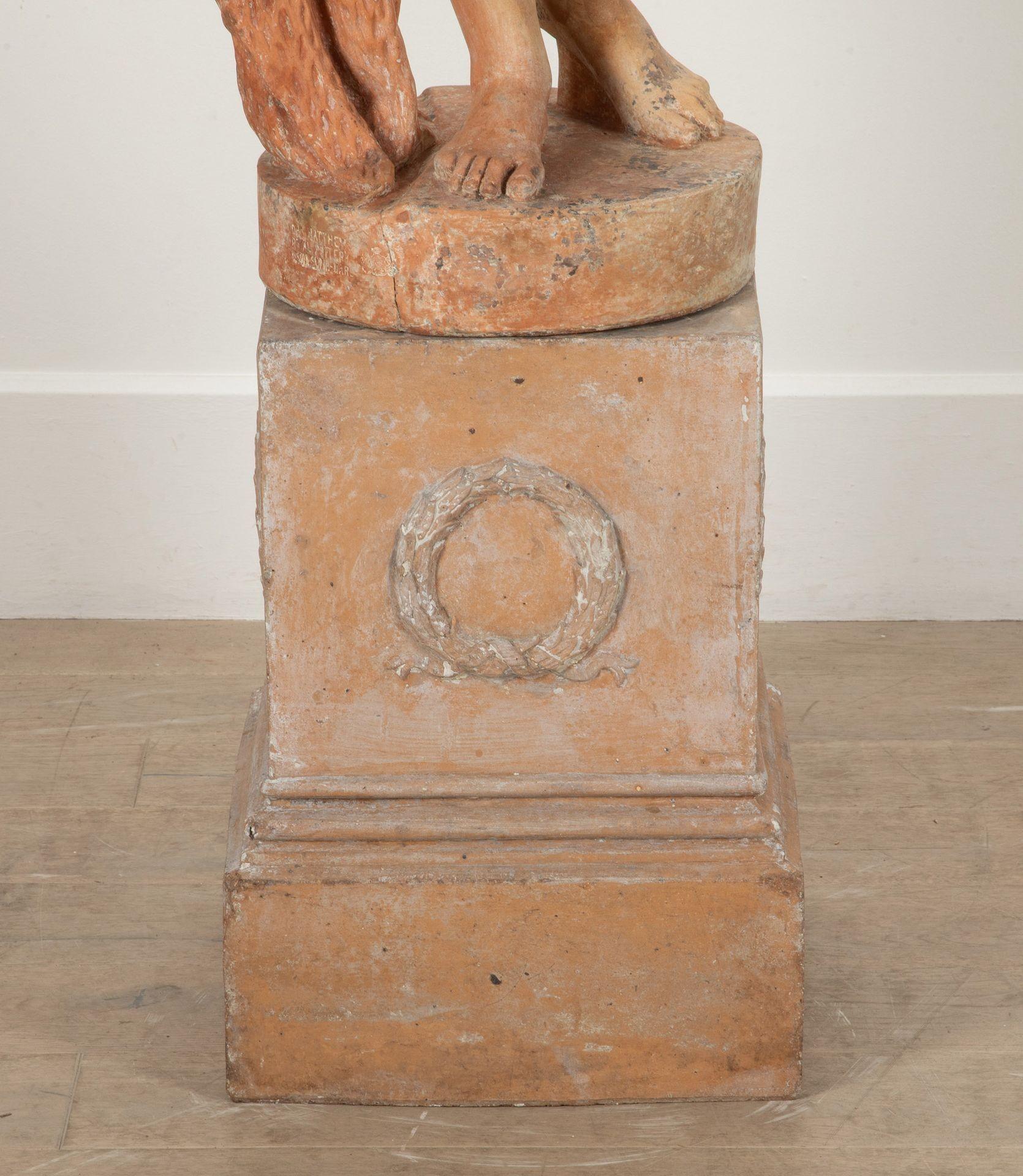 Gran figura de terracota sobre pedestal de la Cazadora John Mathews del siglo XIX en venta 2