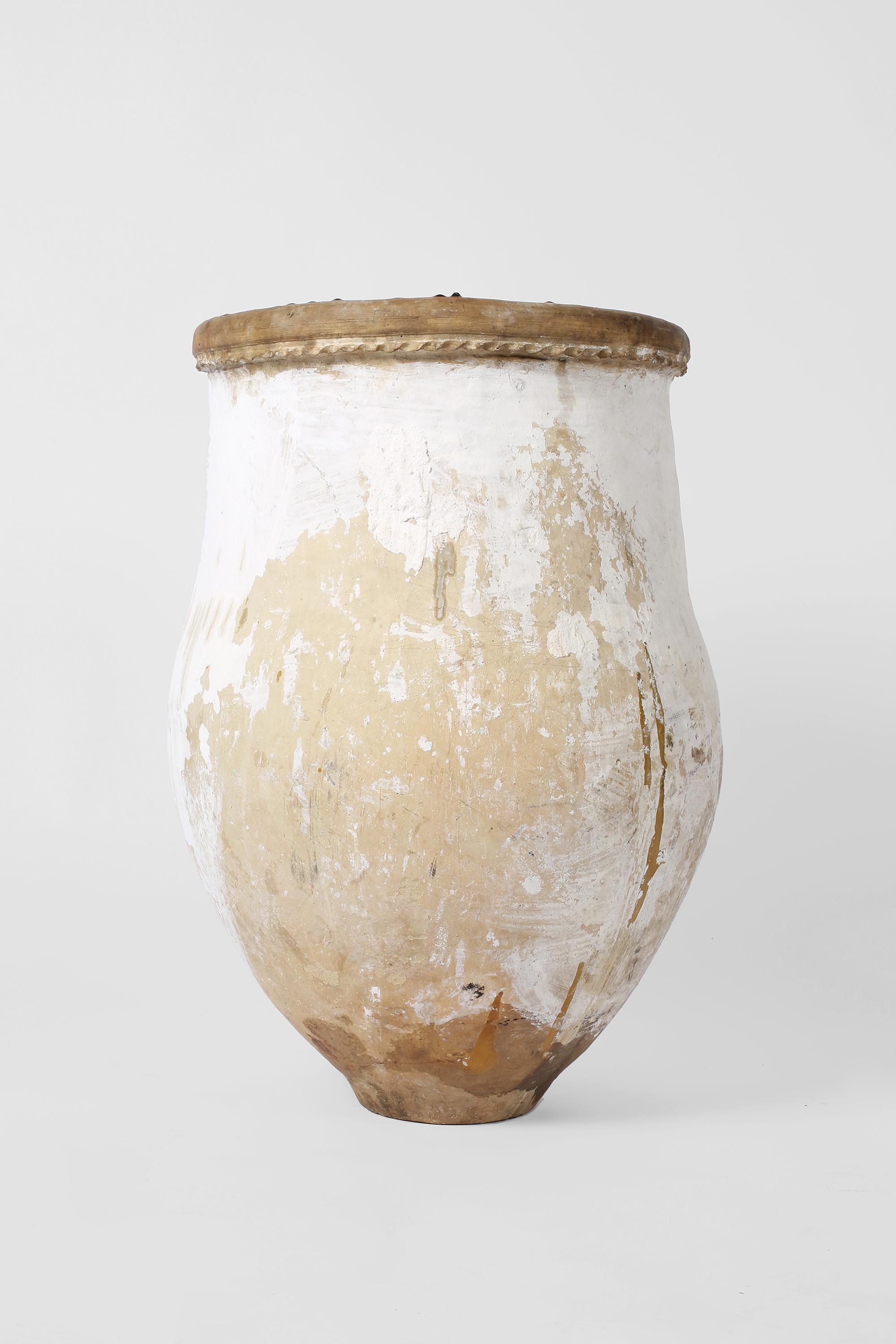 Un grande vaso di terracotta con caratteristiche riparazioni di graffette di ferro sotto la superficie patinata e calcinata. Dalla provincia di Córdoba, in Andalusia. Spagnolo, 1800 circa.