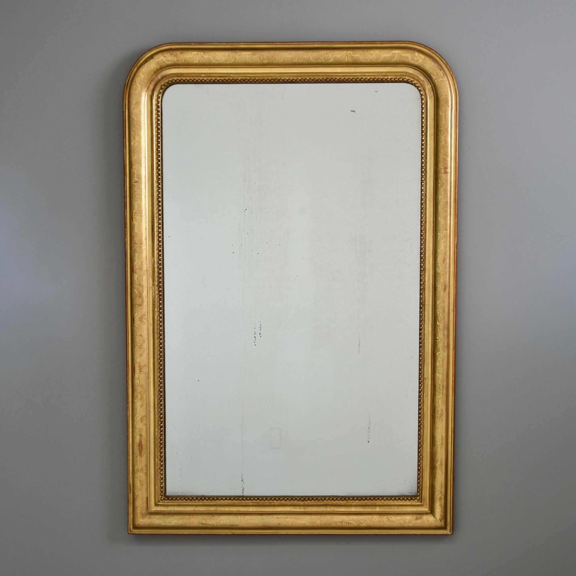 Trouvé en France, ce miroir Louis Philippe date des années 1880. Le cadre en bois doré mesure 54
