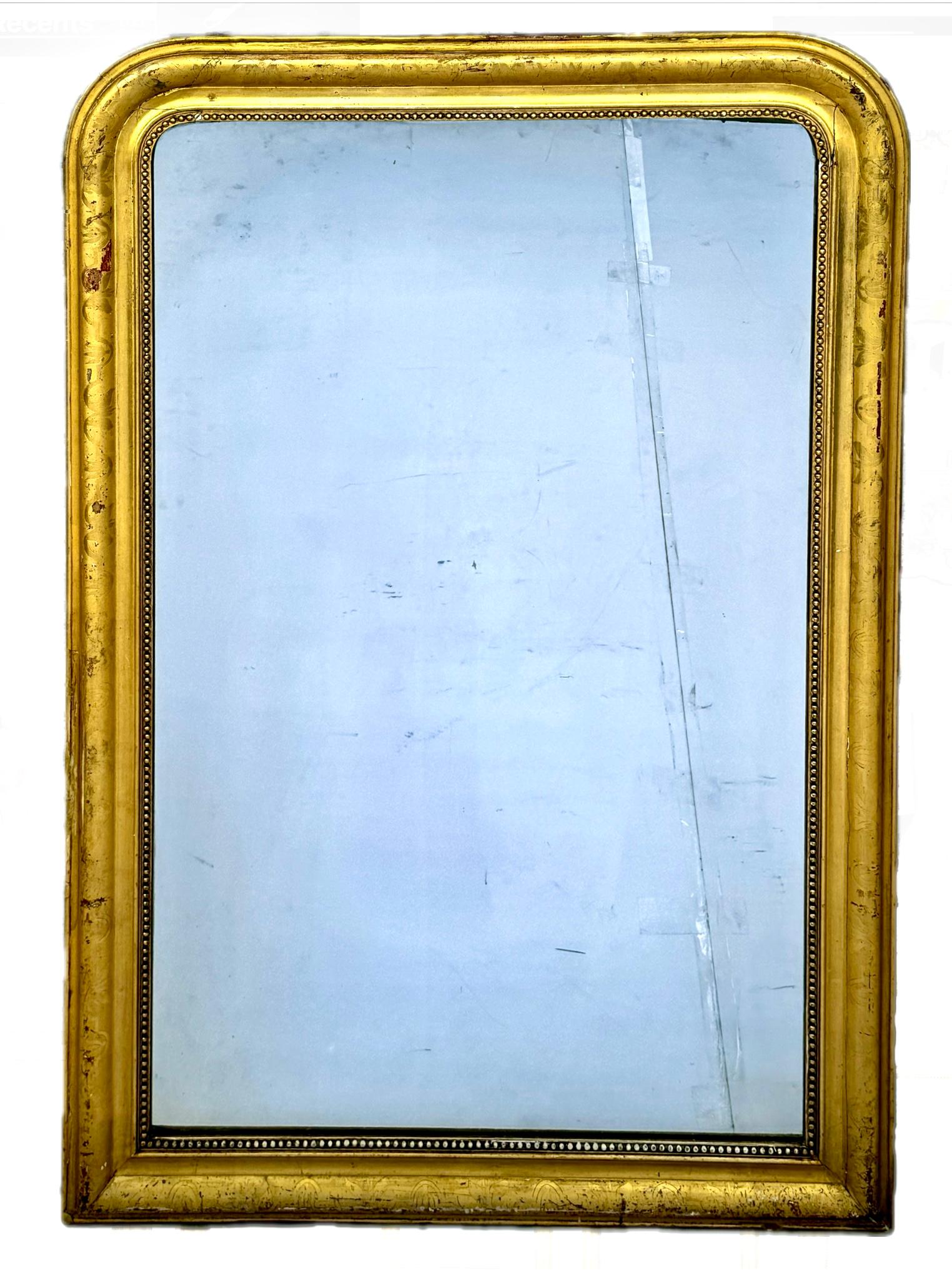 Impresionante espejo de pared Louis Philippe francés del siglo XIX a gran escala. Espejo con guirnalda floral incisa y moldura interior de cuentas. Los espejos Louis Philippe son conocidos por sus esquinas superiores redondeadas y los sutiles