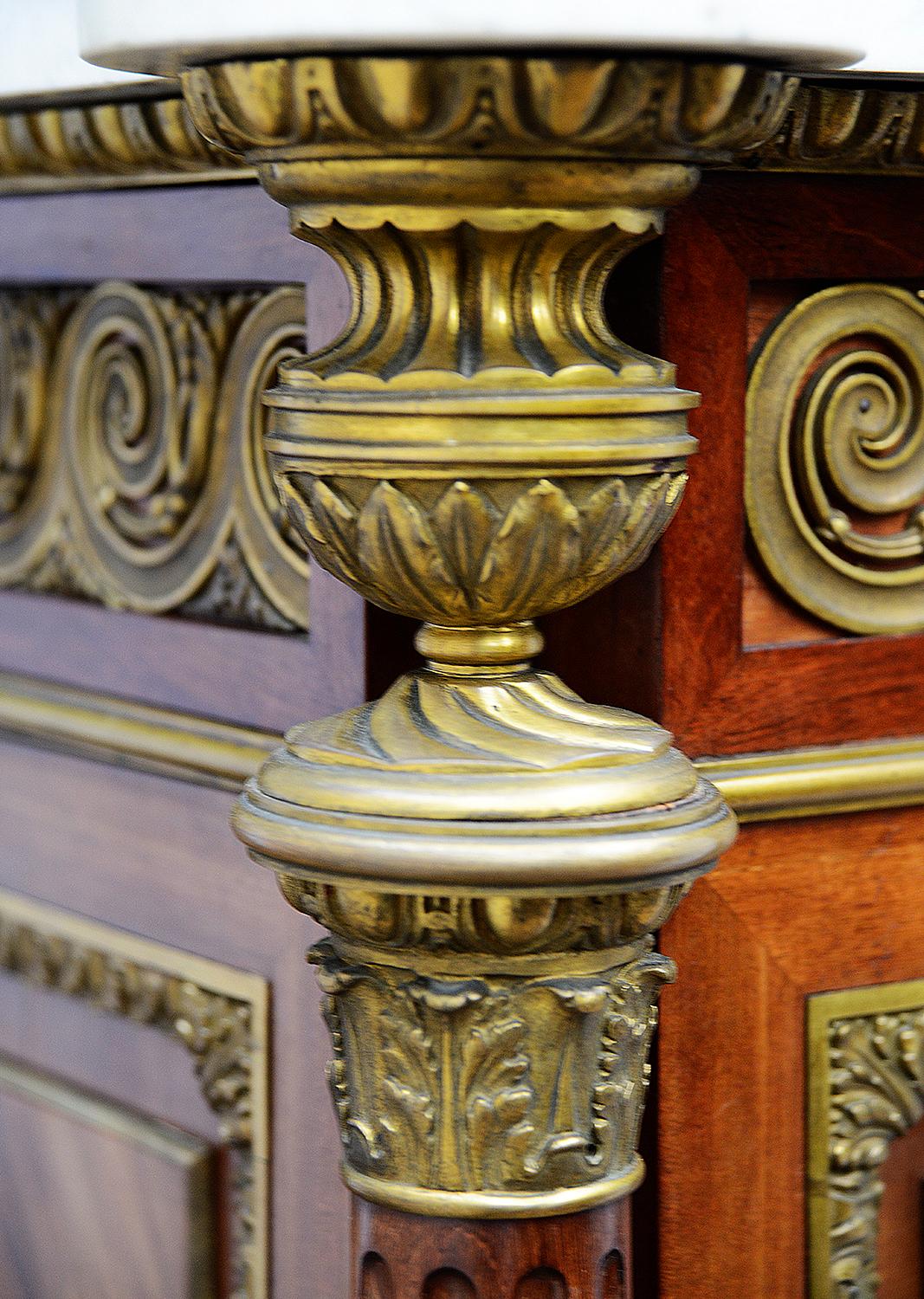 Très impressionnant et imposant meuble d'appoint français de la fin du XIXe siècle, à dessus en marbre, avec une galerie en laiton sur le dessus, trois tiroirs en frise, le tiroir central avec une magnifique plaque en bronze doré représentant des