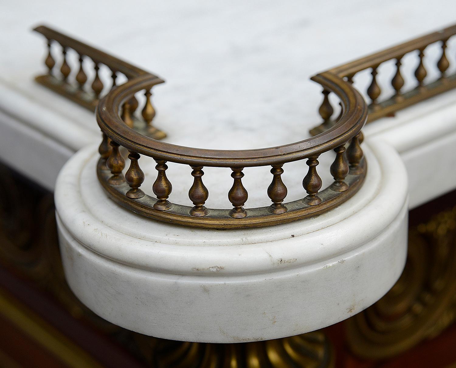 Großer Beistellschrank im Louis XV.-Stil des 19. Jahrhunderts (Goldbronze) im Angebot