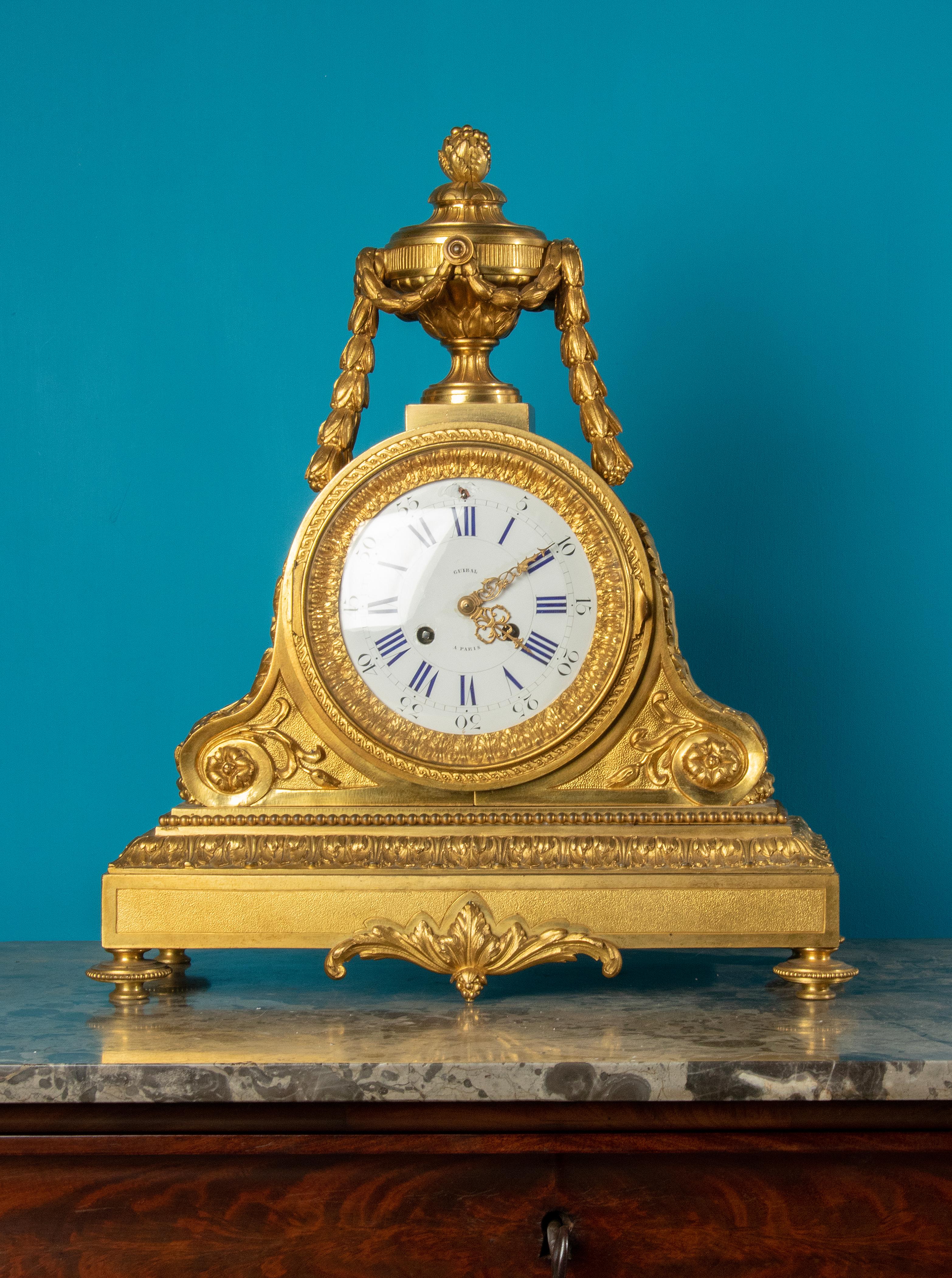 Français Grande horloge de cheminée de style Louis XVI du 19ème siècle en bronze et bronze doré Guibal Paris en vente