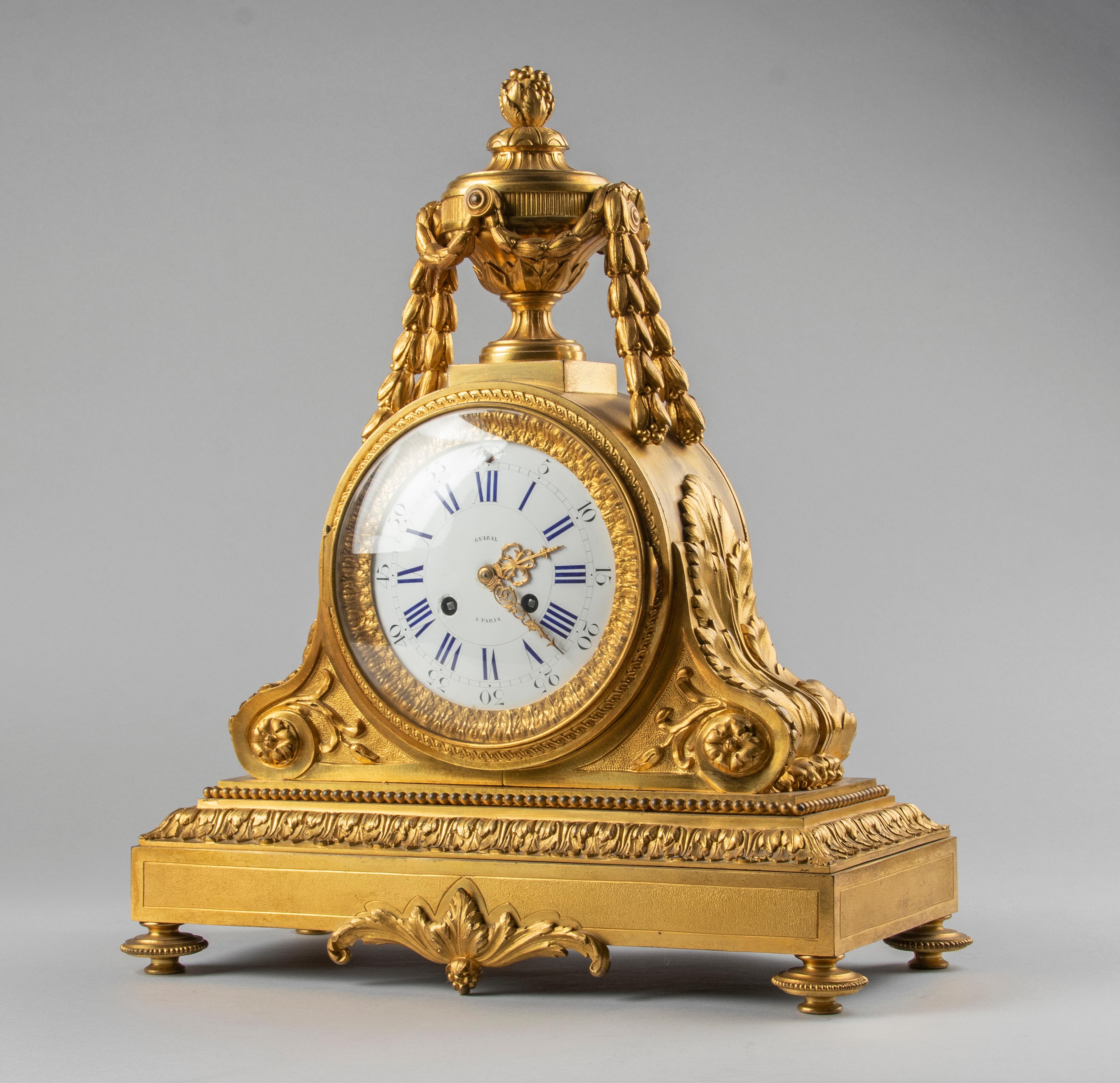 Fin du XIXe siècle Grande horloge de cheminée de style Louis XVI du 19ème siècle en bronze et bronze doré Guibal Paris en vente