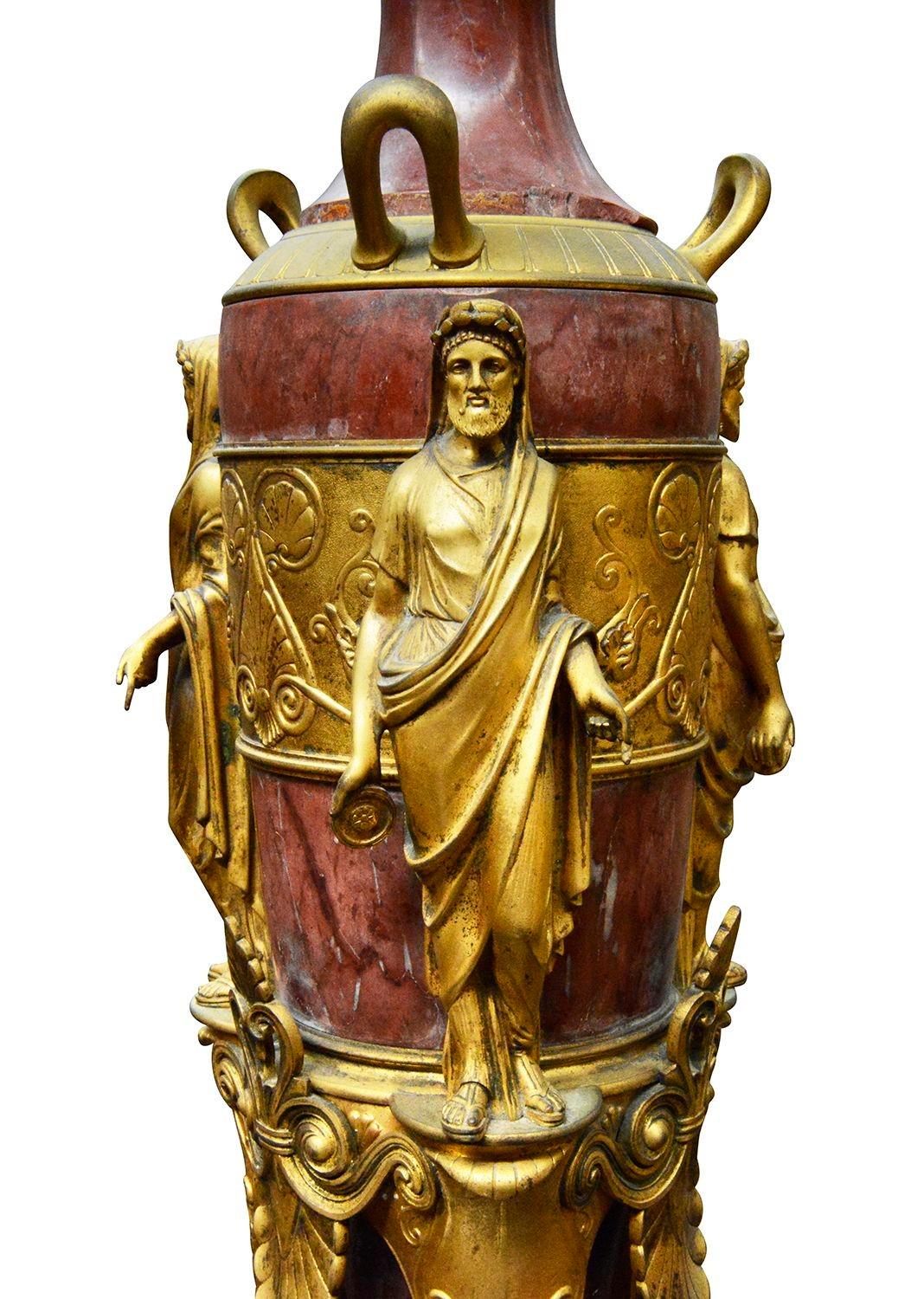Großes vergoldetes Ormolu-Uhrenset im Louis-XVI-Stil des 19. im Angebot 1