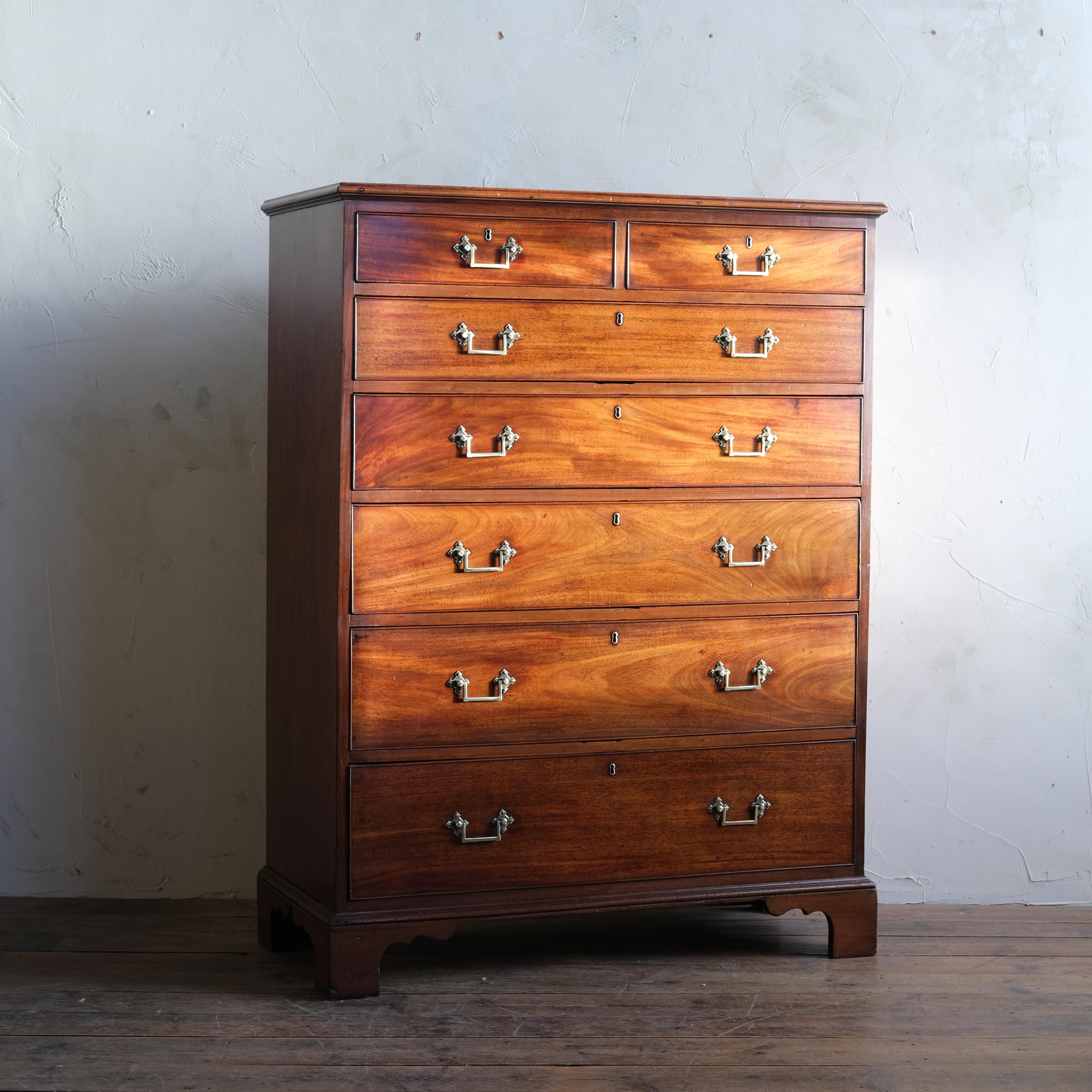 A large 19th century mahogany chest of drawers with the original brass handles. In good solid clean order throughout.

 

Measures: 113cm wide

52cm deep

150cm high.