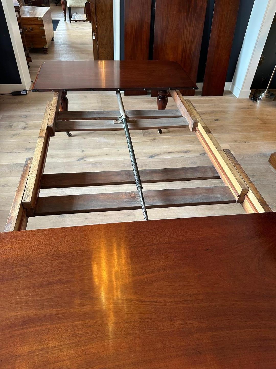 Large 19th Century mahogany dining table im Angebot 5