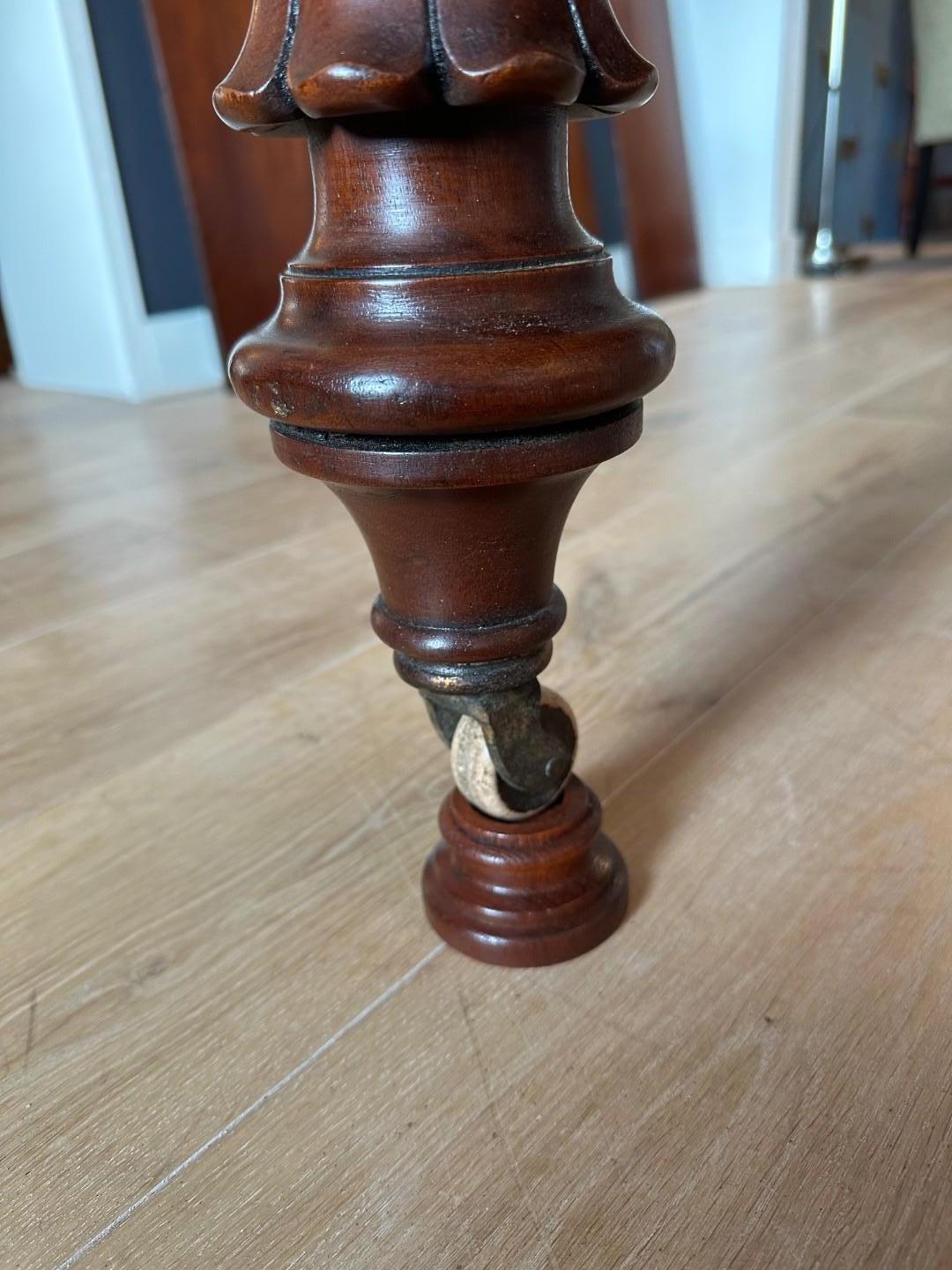 Large 19th Century mahogany dining table im Angebot 7