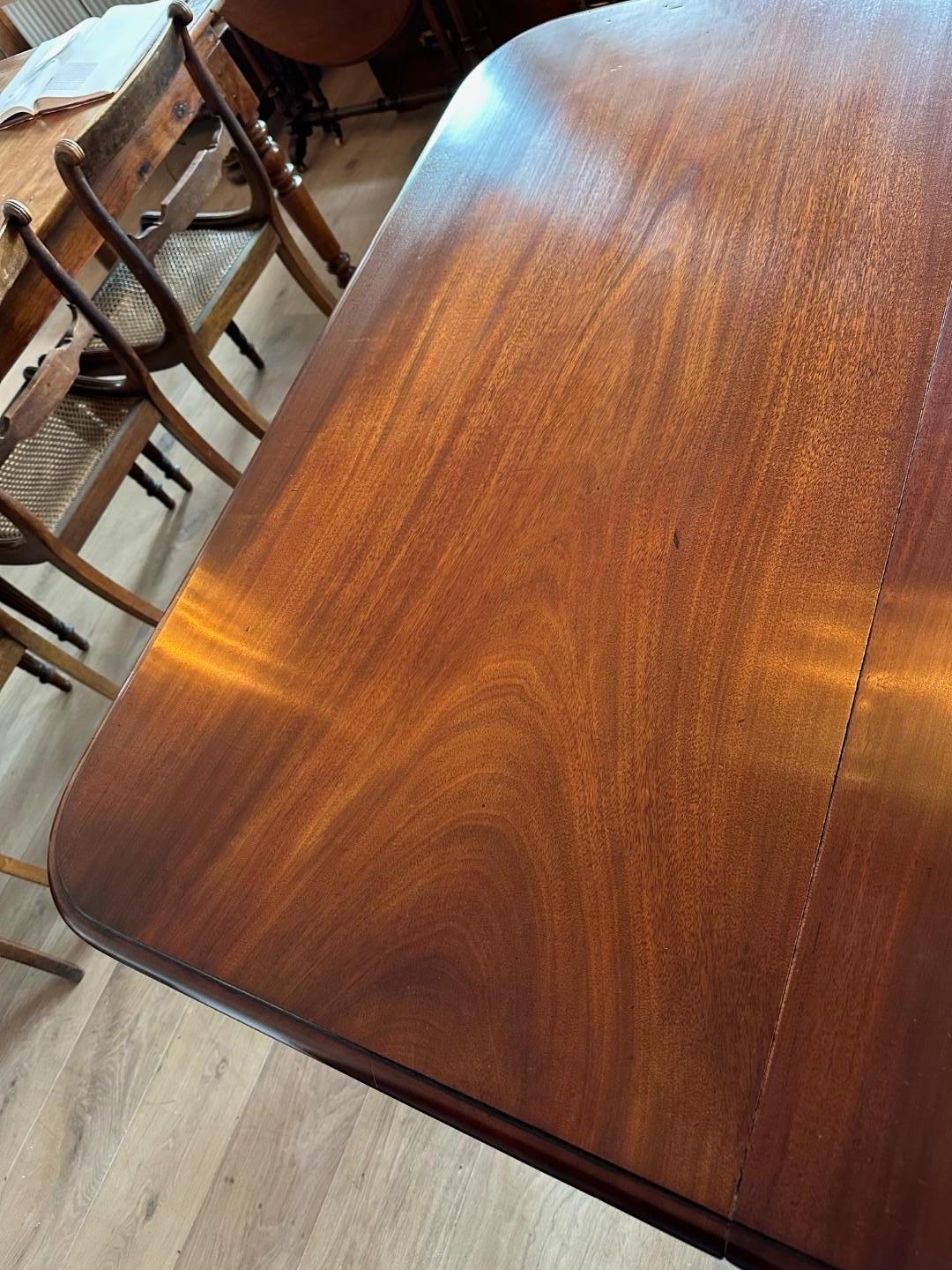 Large 19th Century mahogany dining table (Mittleres 19. Jahrhundert) im Angebot