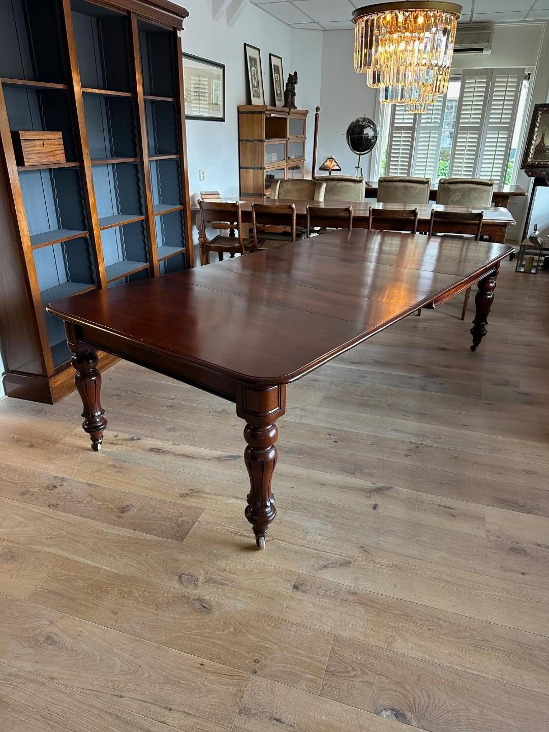 Large 19th Century mahogany dining table (Mahagoni) im Angebot