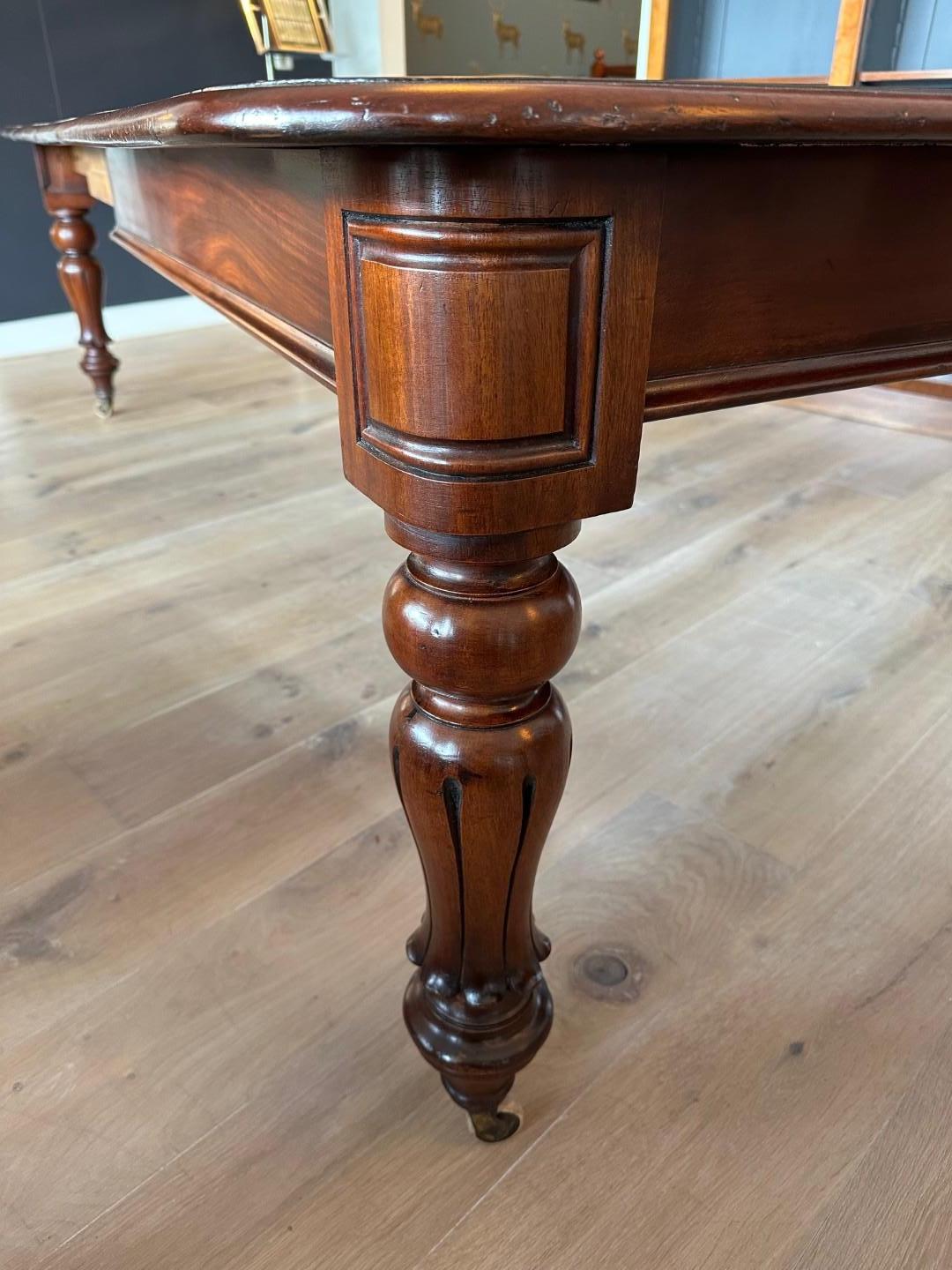 Large 19th Century mahogany dining table im Angebot 1