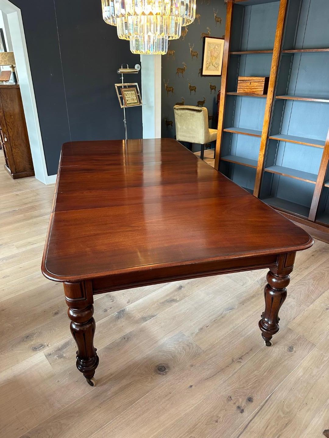 Large 19th Century mahogany dining table im Angebot 2