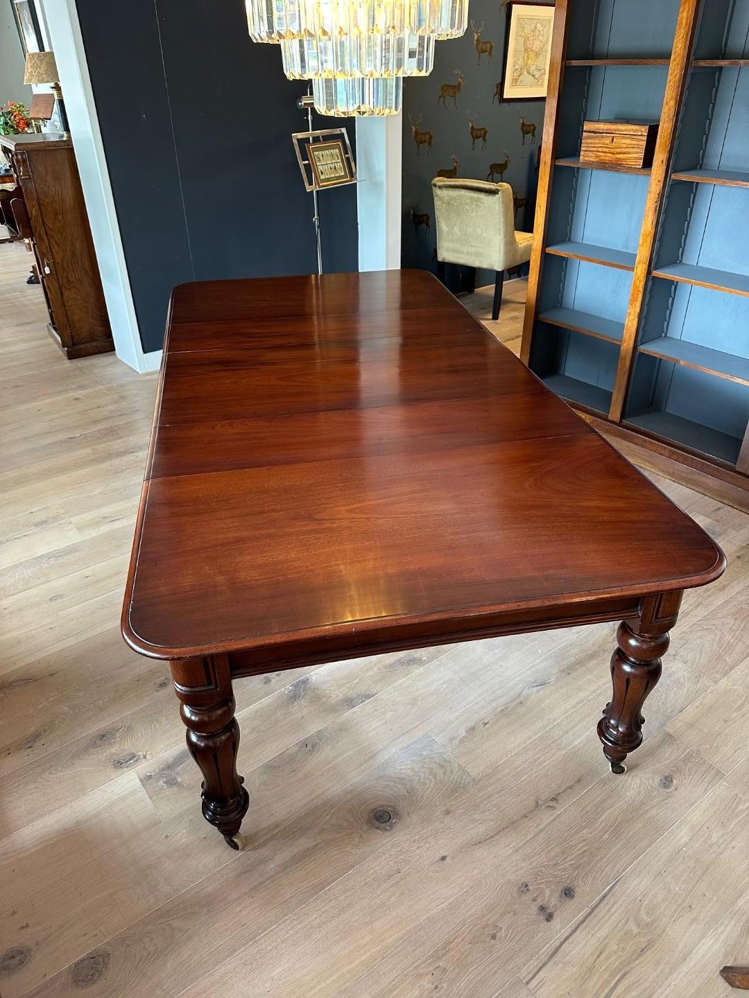Large 19th Century mahogany dining table im Angebot 3