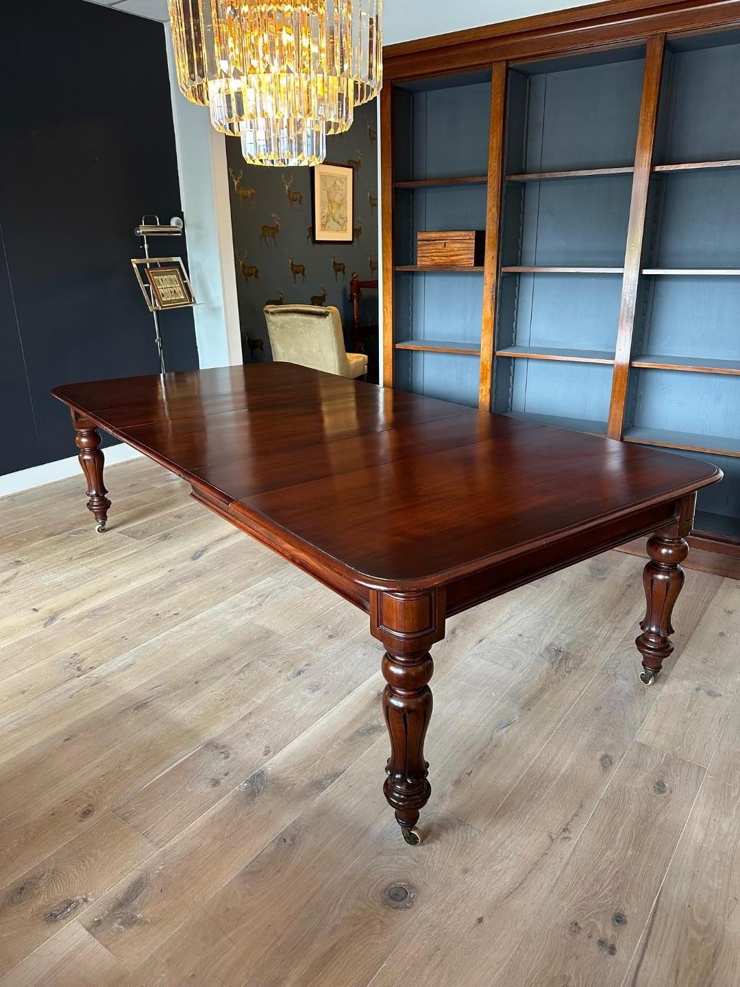 Large 19th Century mahogany dining table im Angebot 4