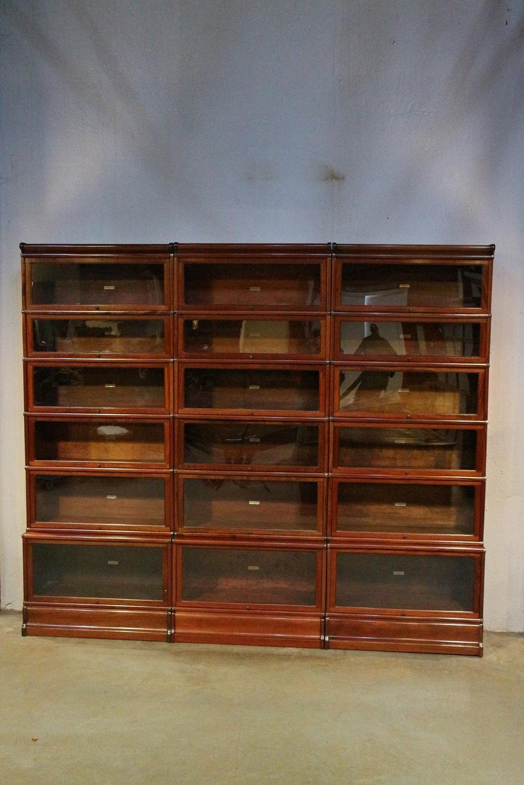 Large antique mahogany Globe Wernicke bookcase. Consisting of 18 stackable parts. Entirely in perfect condition. The lower parts are deep parts which are suitable for large books or binders. Nice warm color. Impressive bookcase.
Origin: