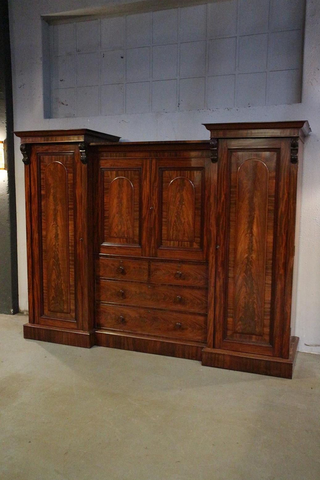 Beautiful and impressive mahogany wardrobe (wardrobe) in perfect and completely original condition. unbelievably nice quality and still very practical. Behind the middle doors are open pull-out drawers.
Origin: England, ca. 1840-1860
Mate. Bro.