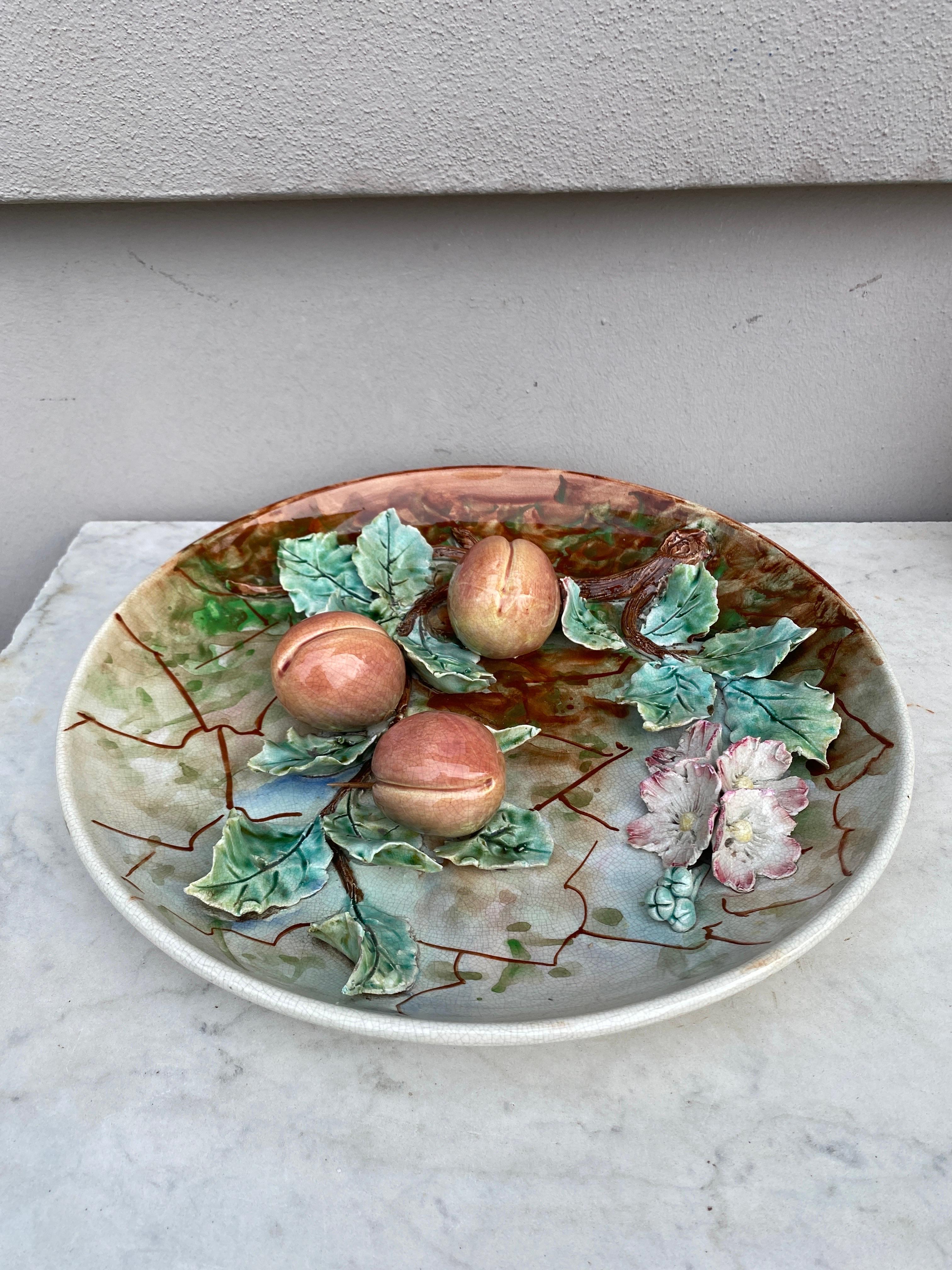 Large 19th century French Majolica apricots platter in high relief, Fives Lille unsigned.
At the end of the 19th century, Longchamp and Fives Lille produced fruits platters of all kinds more rarely vegetables in a range of four sizes.