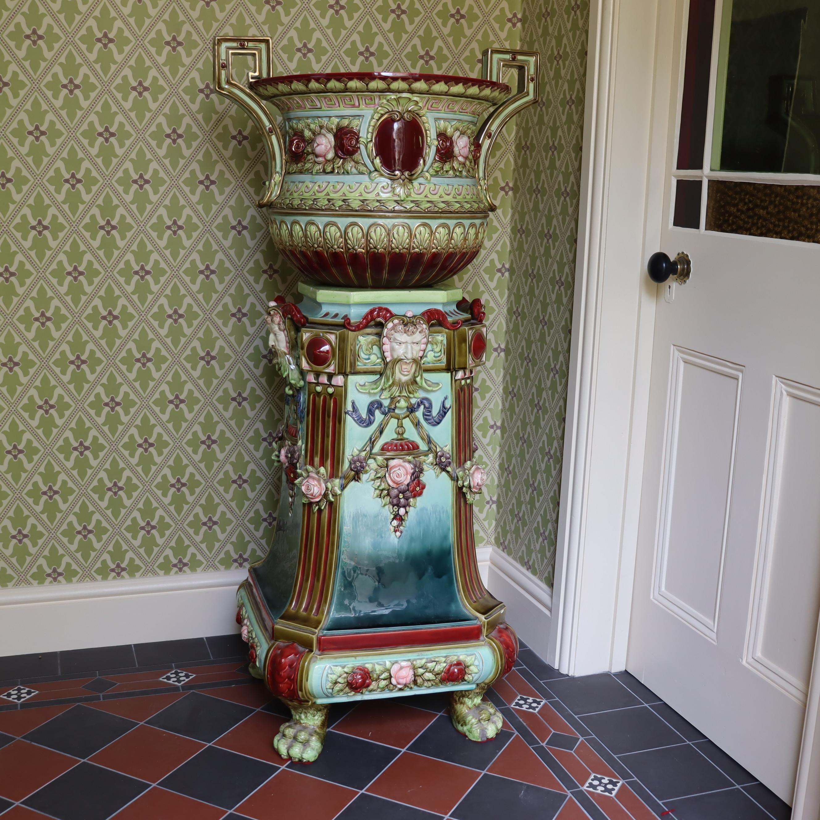 Gran jardinera de mayólica del siglo XIX sobre soporte. en Bueno estado para la venta en Chipping Campden, GB