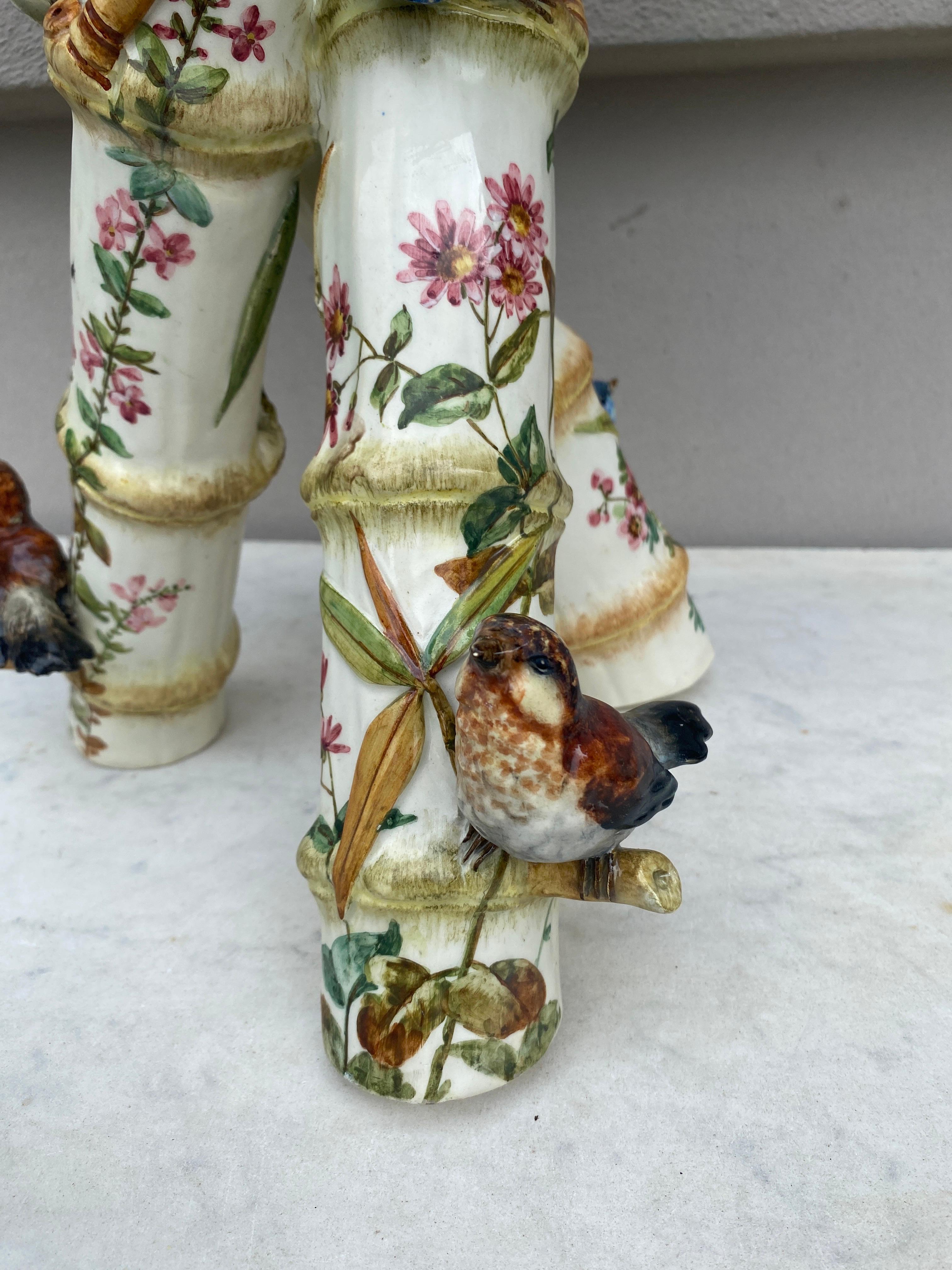 Français Grand vase en majolique du 19ème siècle avec oiseaux Delphin Massier en vente