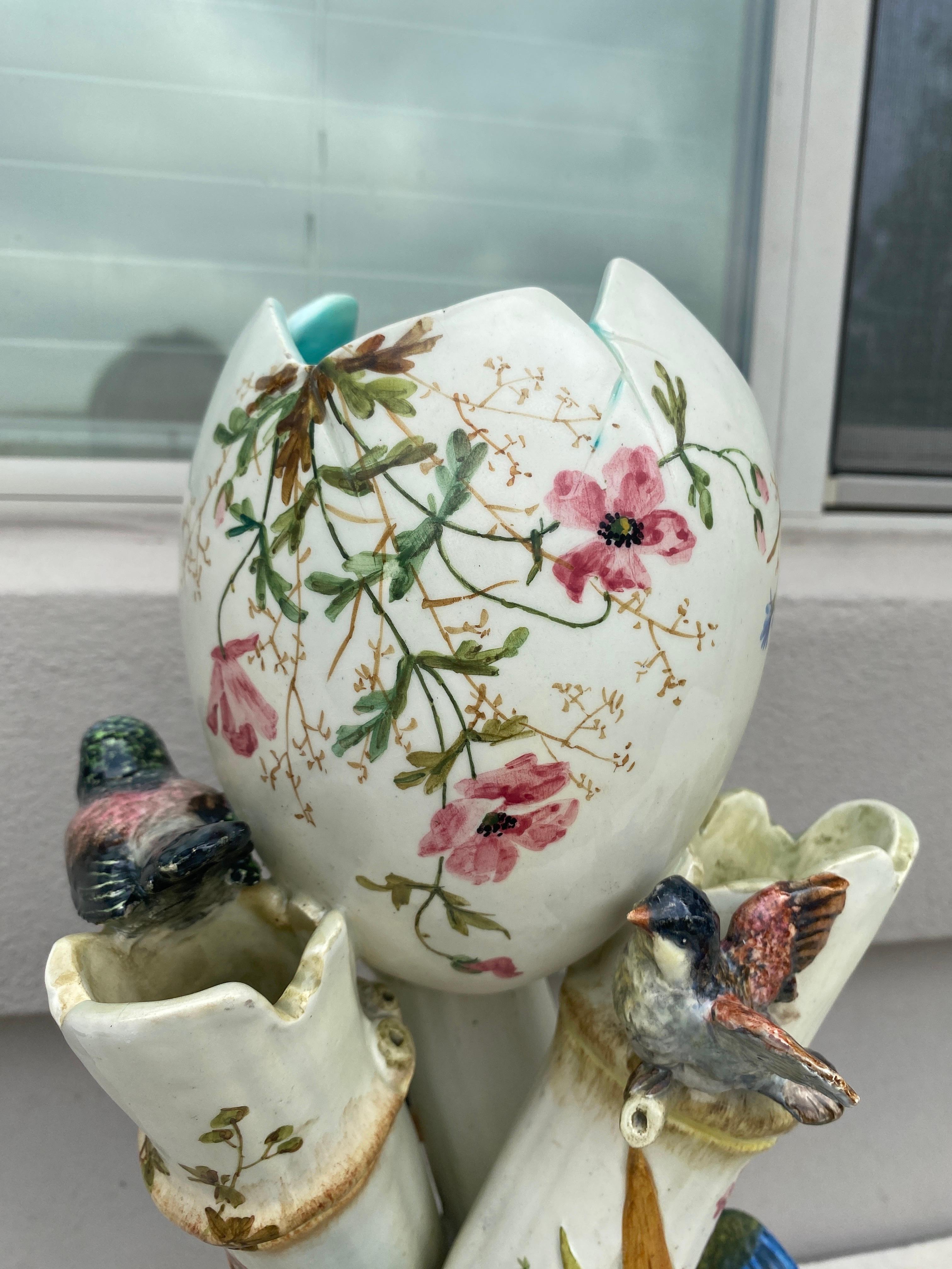 Fin du XIXe siècle Grand vase en majolique du 19ème siècle avec oiseaux Delphin Massier en vente