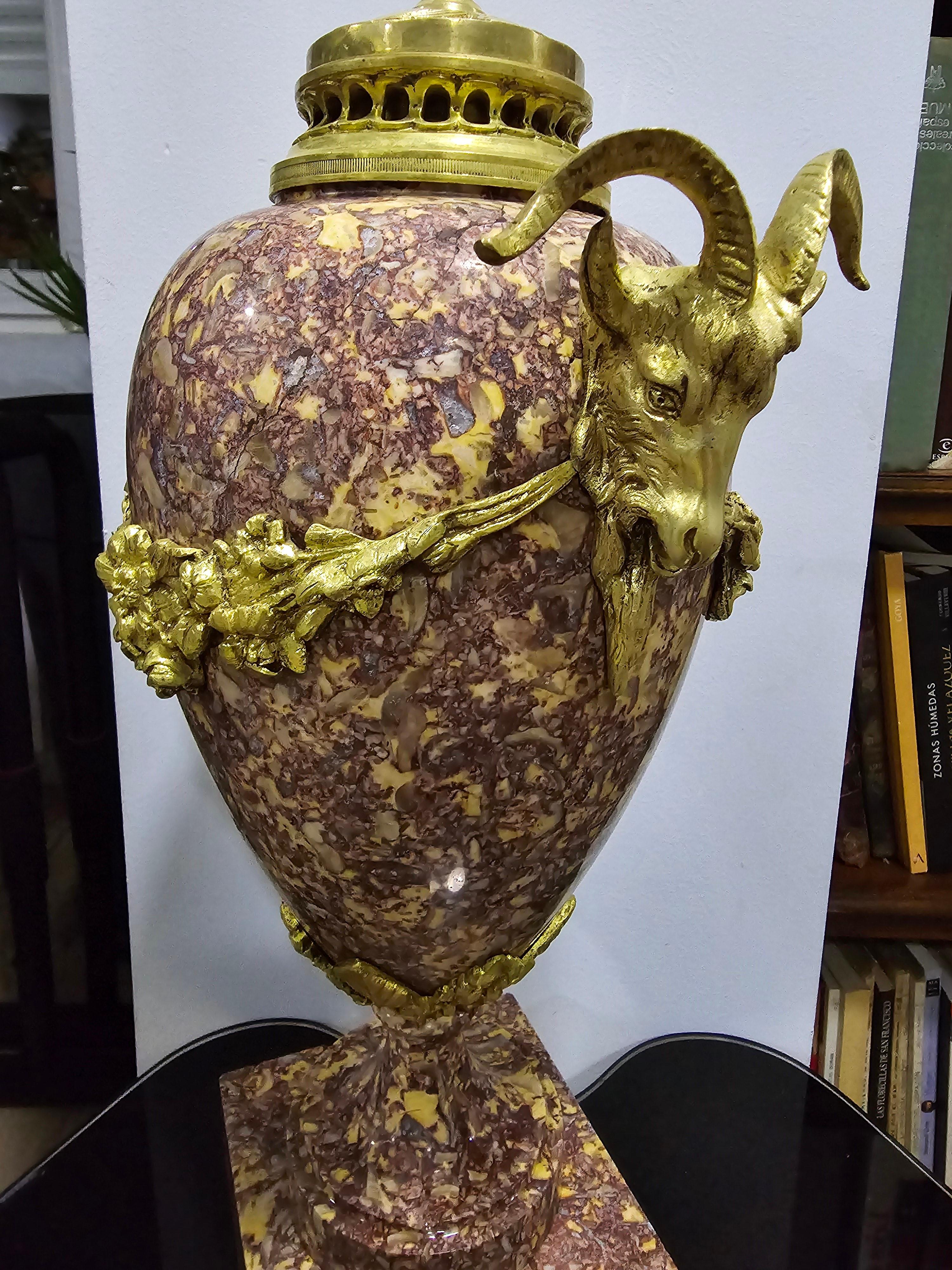 Grande vaso in marmo e bronzo del XIX secolo in vendita 1