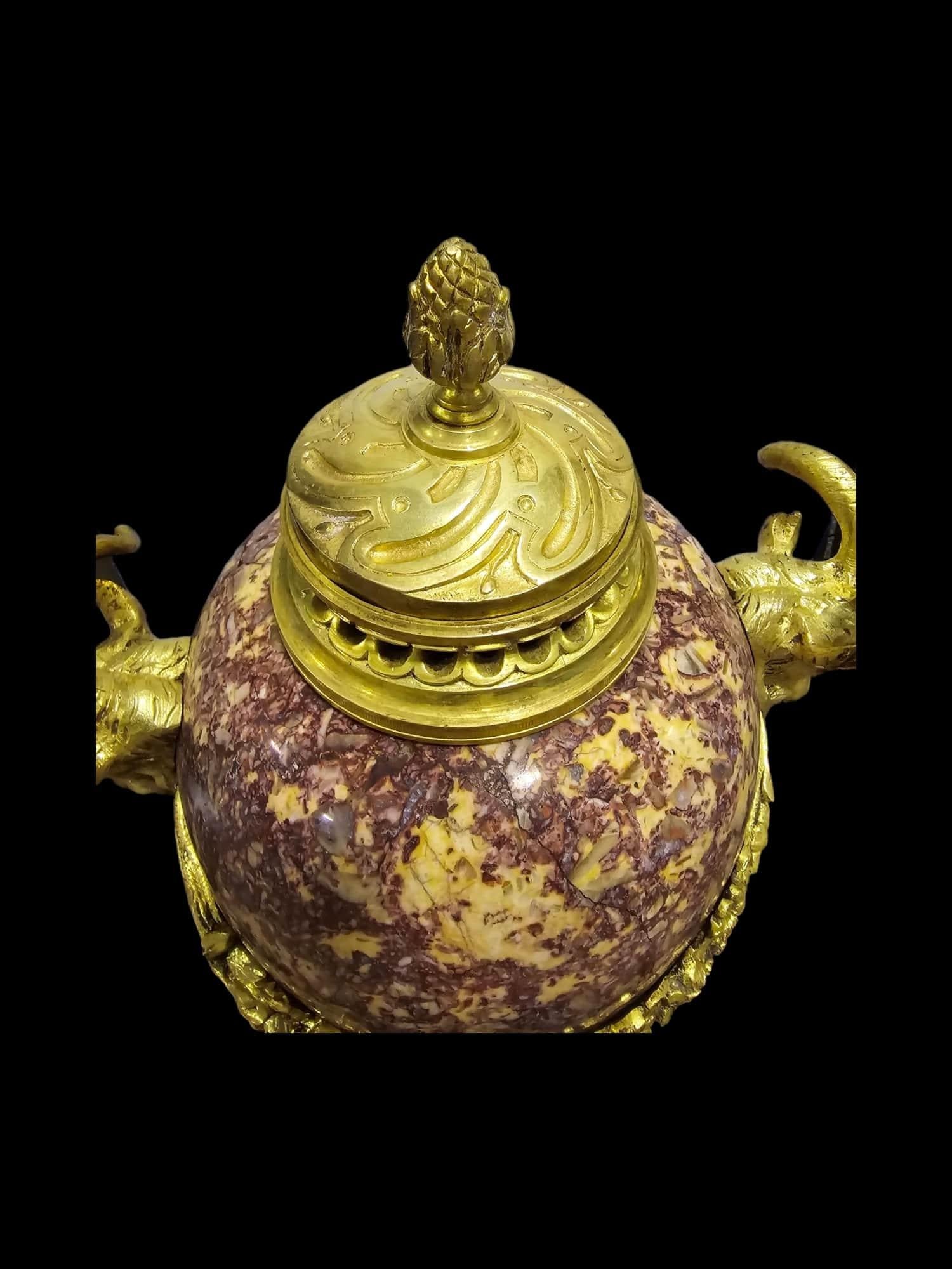 Grande vaso in marmo e bronzo del XIX secolo in vendita 4