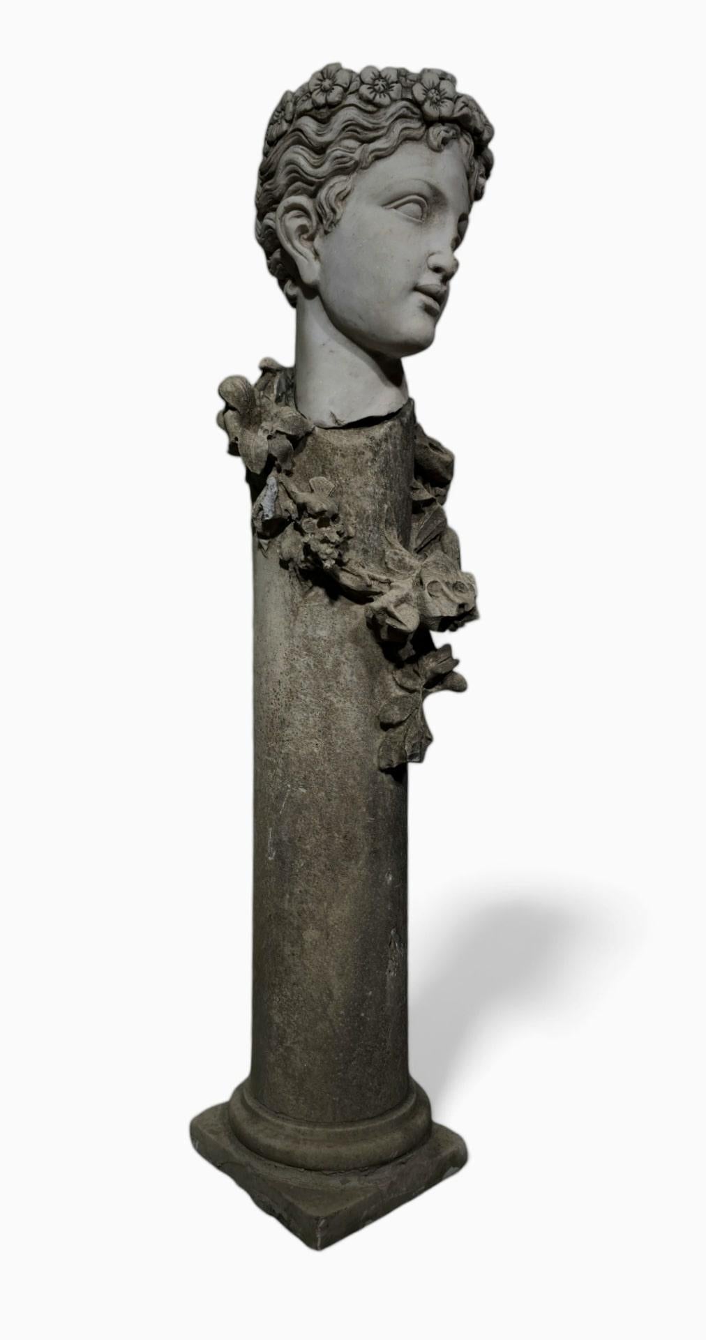 Una grande statua in marmo bianco di Carrara del XIX secolo con una testa del XX secolo. Questo pezzo altamente decorativo combina la classica lavorazione del marmo con un'aggiunta successiva, rendendolo una dichiarazione unica ed elegante per