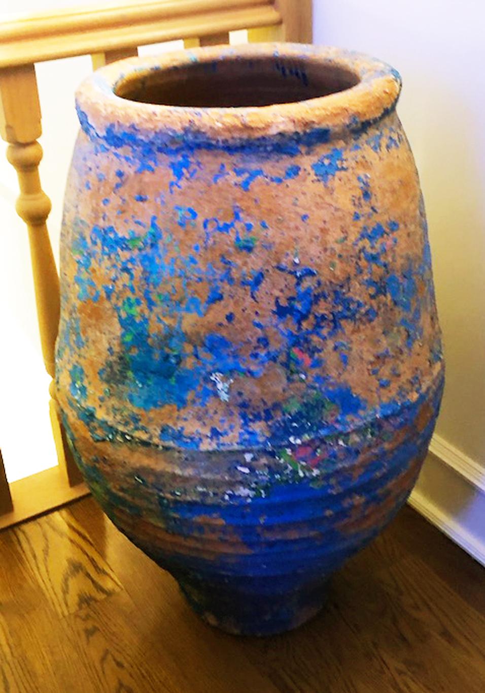 Large 19th-Century Mediterranean Olive Oil Jar Made in Terracotta & Indigo Glaze In Distressed Condition For Sale In Culver City, CA