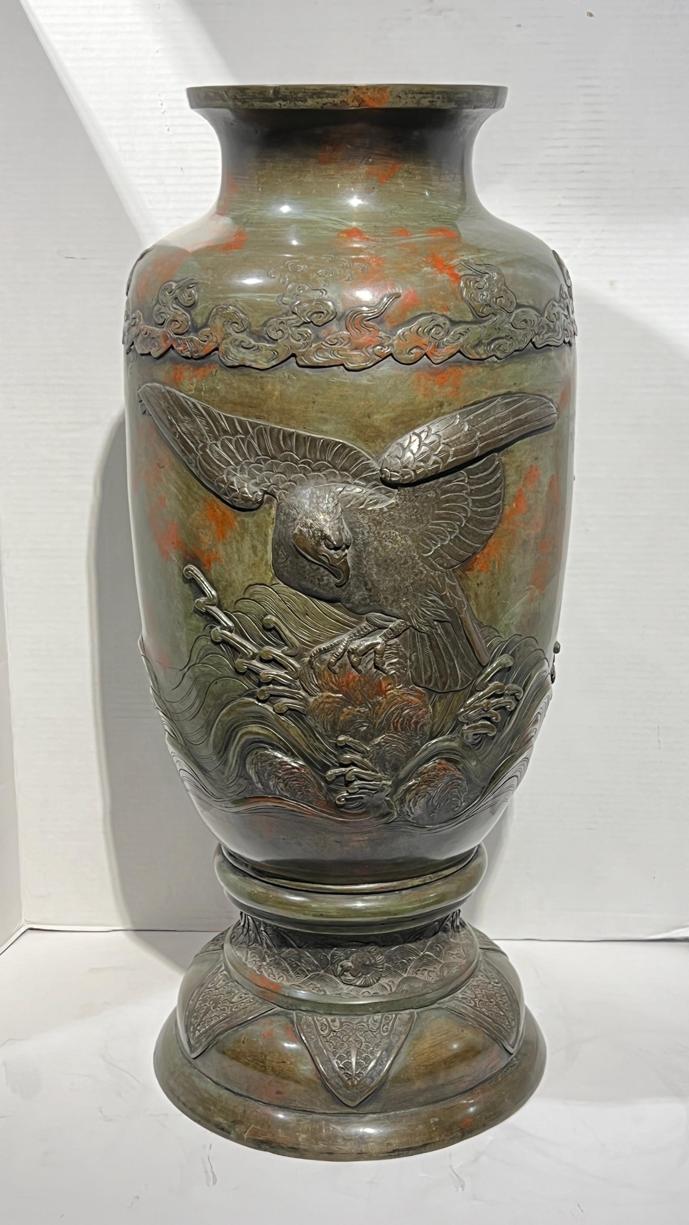 Vase en bronze très particulier et finement moulé avec un grand aigle et d'autres oiseaux en relief, avec une patine polychrome exceptionnelle.  29 1/4 pouces.  Voir notre autre annonce pour un vase très similaire, car ils feraient une belle paire