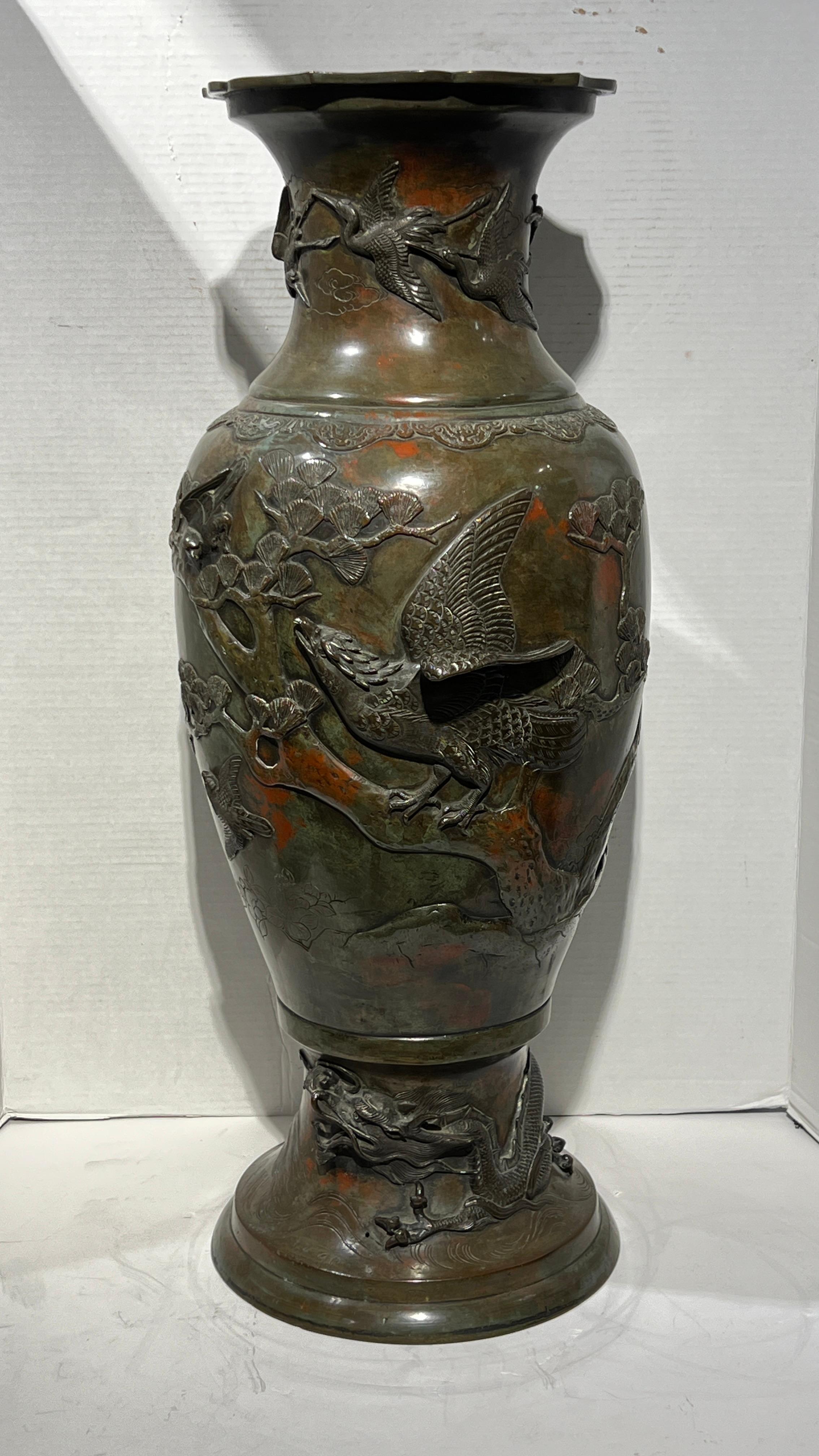Vase en bronze très particulier et finement moulé avec un paon et d'autres oiseaux en relief, avec une patine polychrome exceptionnelle.  29 7/8 pouces.  Voir notre autre annonce pour un vase très similaire, car ils feraient une belle paire assortie.