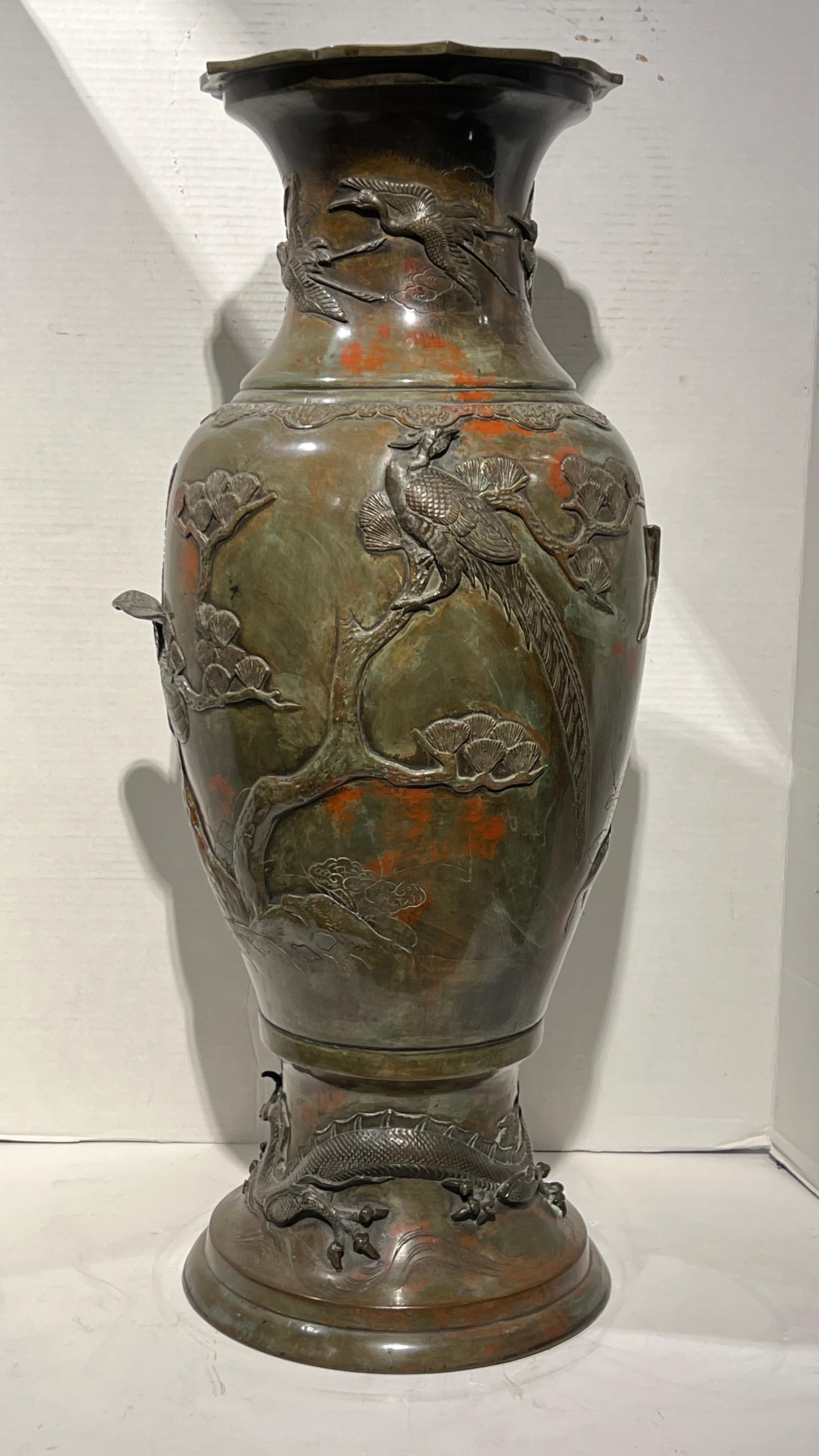 Patiné Grand vase japonais Meiji du 19ème siècle en bronze patiné en vente
