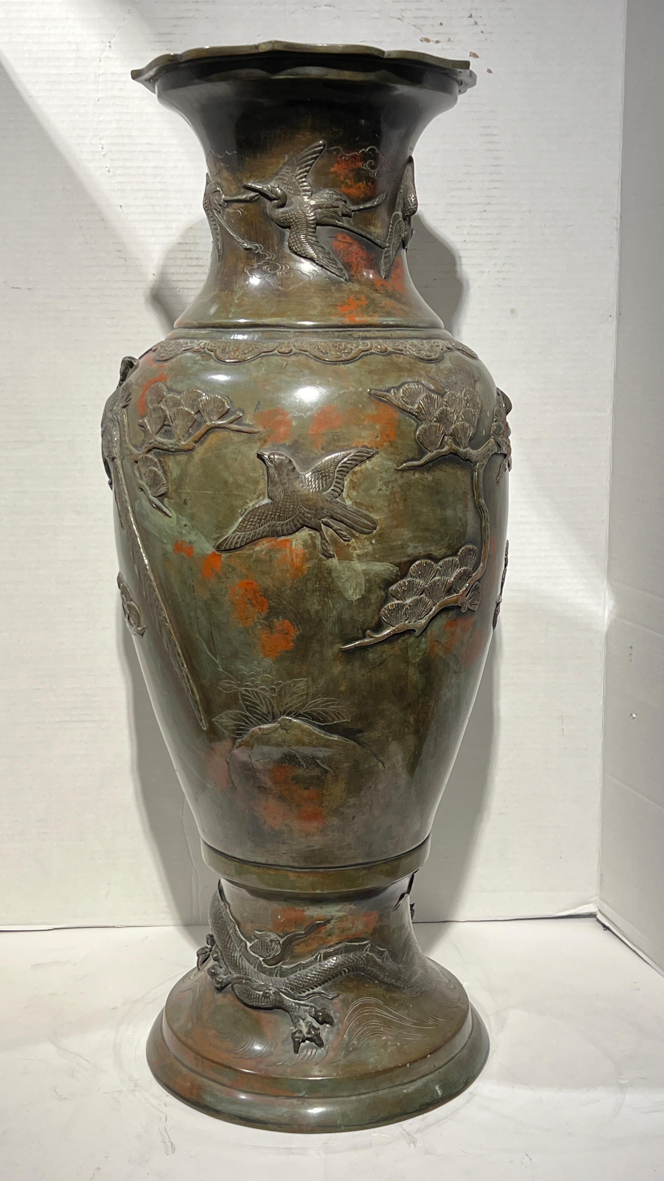 XIXe siècle Grand vase japonais Meiji du 19ème siècle en bronze patiné en vente