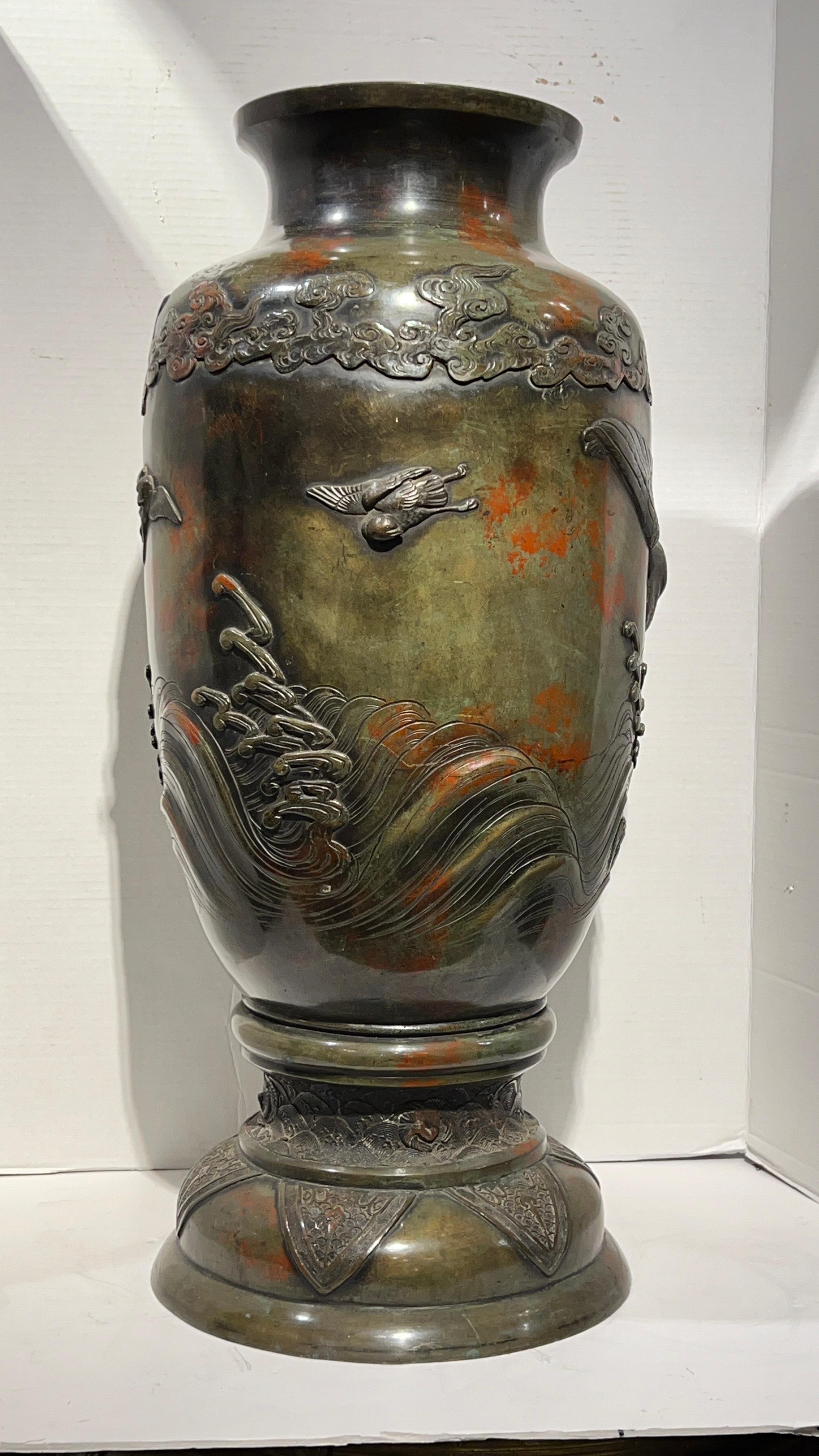 Bronze Grand vase japonais Meiji du 19ème siècle en bronze patiné en vente
